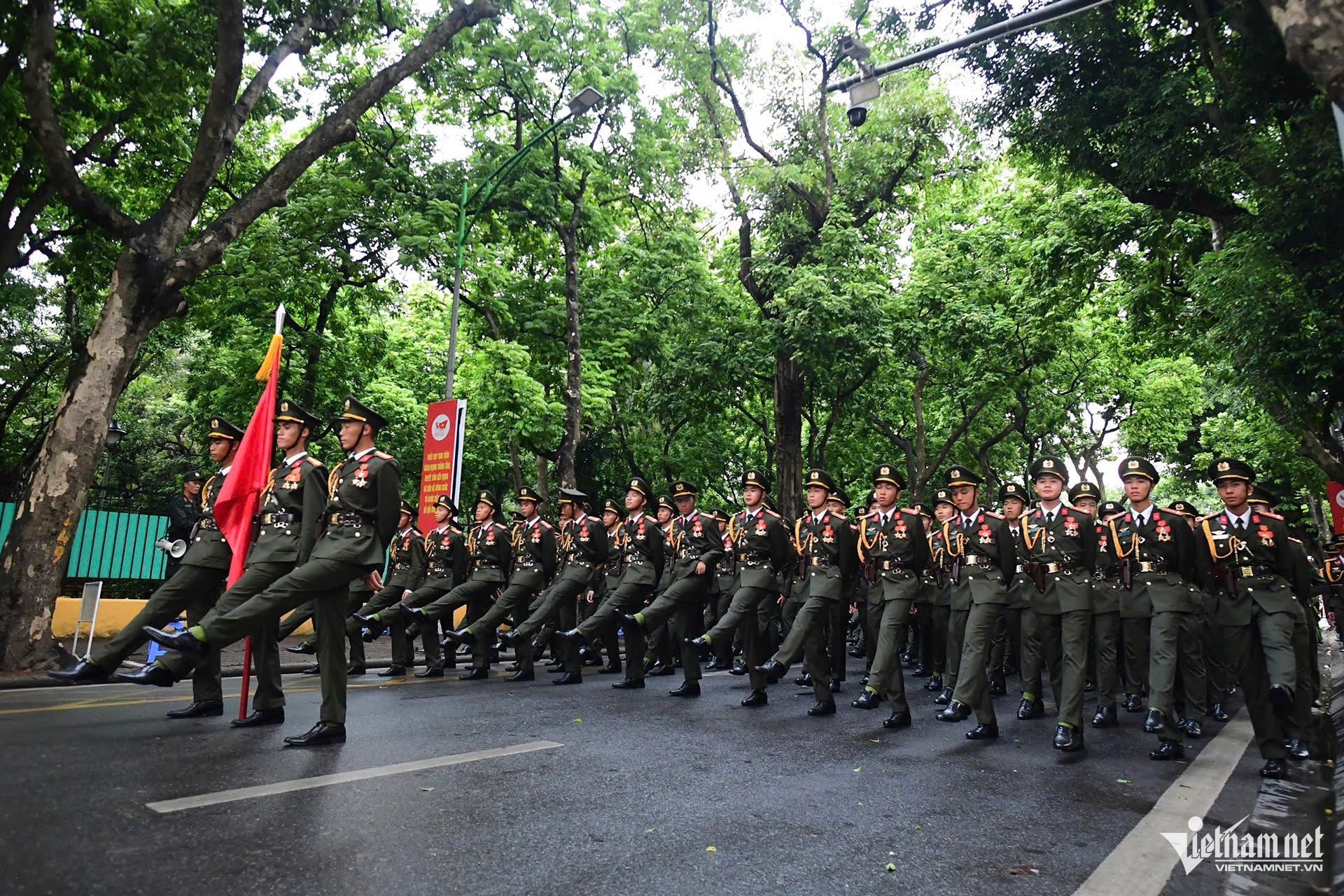 30-1756511553-khoi-dieu-binh-trung-quoc-lan-dau-luyen-tap-tren-quang-truong-ba-dinh.jpg