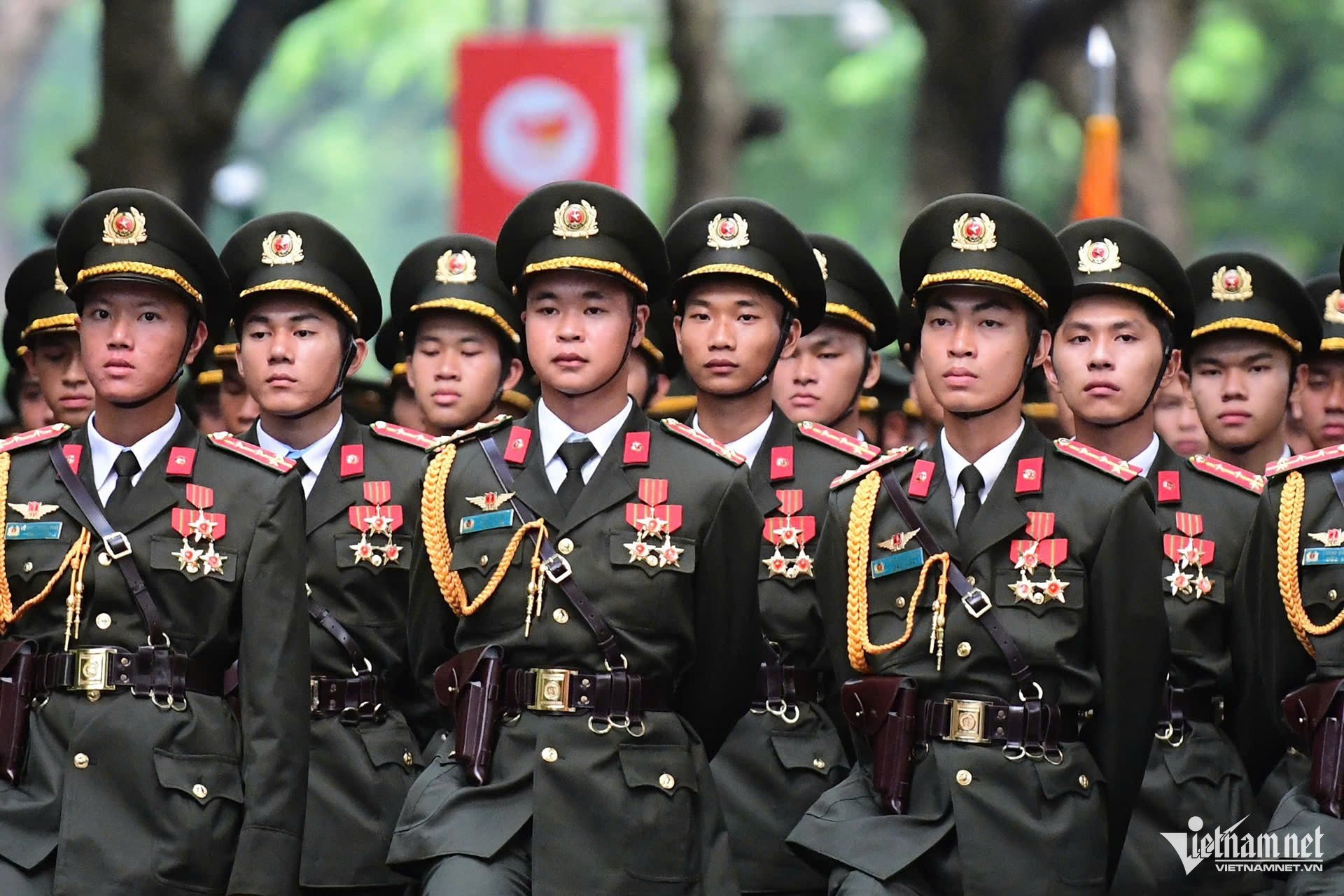 30-1756511553-khoi-dieu-binh-trung-quoc-lan-dau-luyen-tap-tren-quang-truong-ba-dinh.jpg