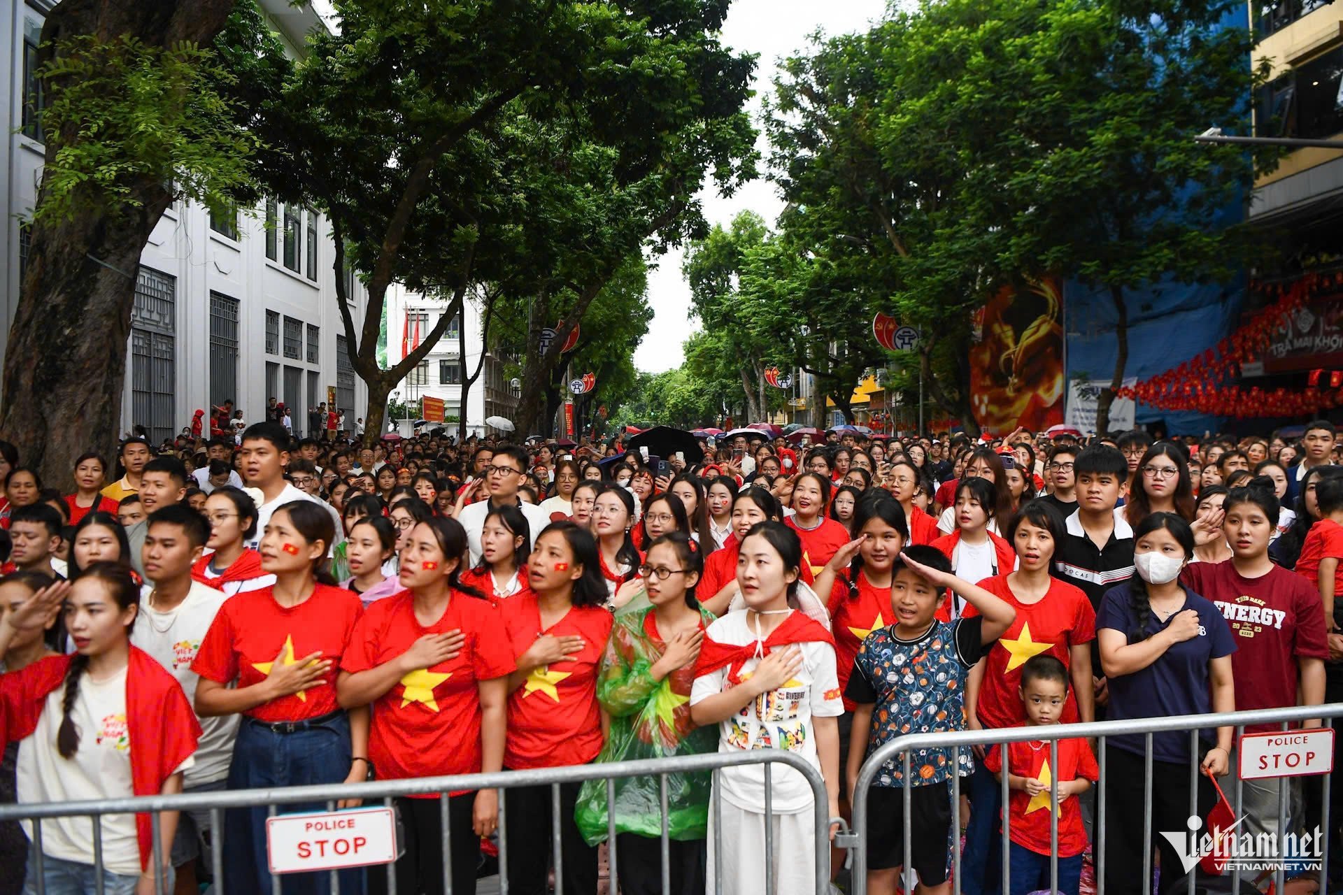 30-1756511764-khoi-dieu-binh-trung-quoc-lan-dau-luyen-tap-tren-quang-truong-ba-dinh.jpg