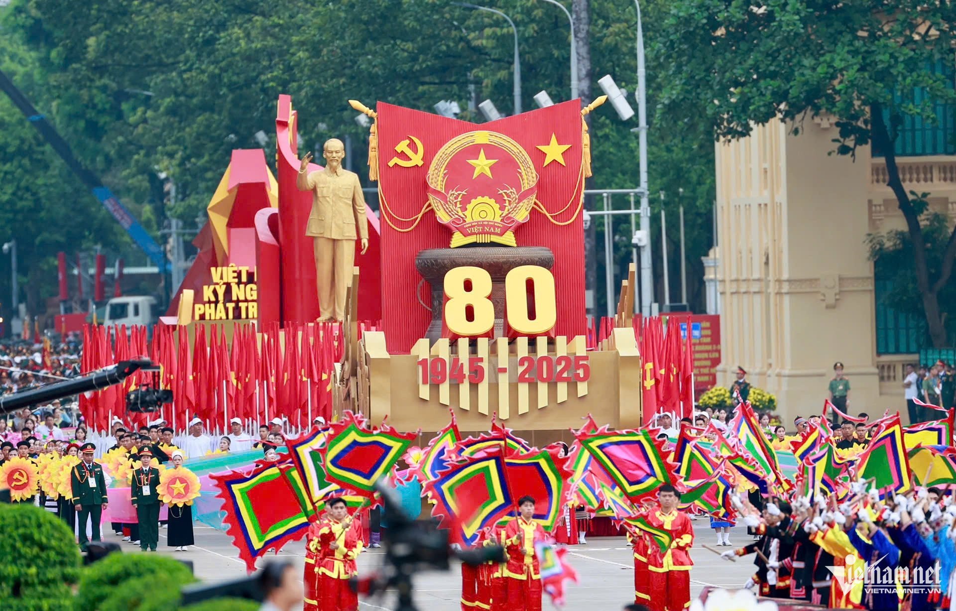 30-1756511764-khoi-dieu-binh-trung-quoc-lan-dau-luyen-tap-tren-quang-truong-ba-dinh.jpg