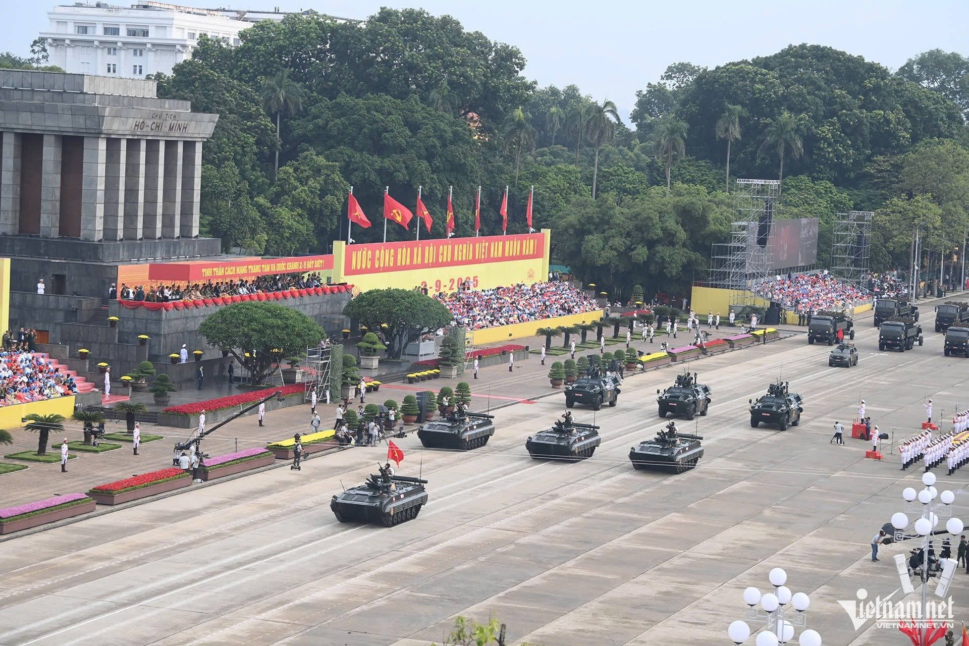 30-1756518048-khoi-dieu-binh-trung-quoc-lan-dau-luyen-tap-tren-quang-truong-ba-dinh.jpg