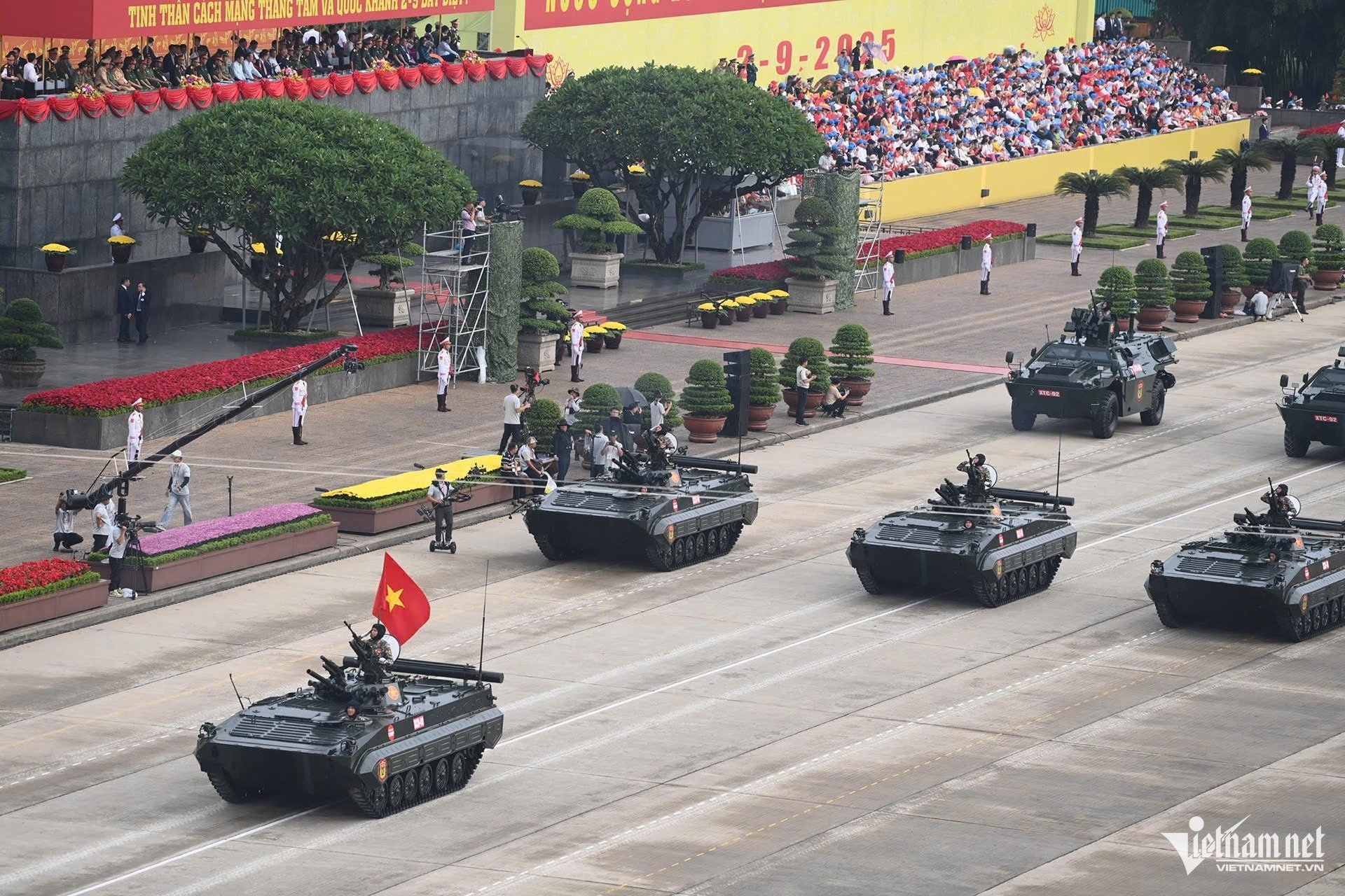 30-1756518048-khoi-dieu-binh-trung-quoc-lan-dau-luyen-tap-tren-quang-truong-ba-dinh.jpg