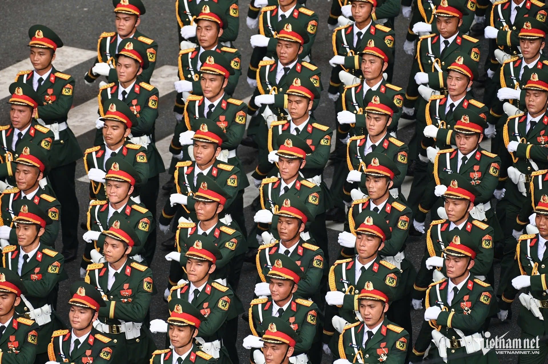 30-1756519531-khoi-dieu-binh-trung-quoc-lan-dau-luyen-tap-tren-quang-truong-ba-dinh.jpg