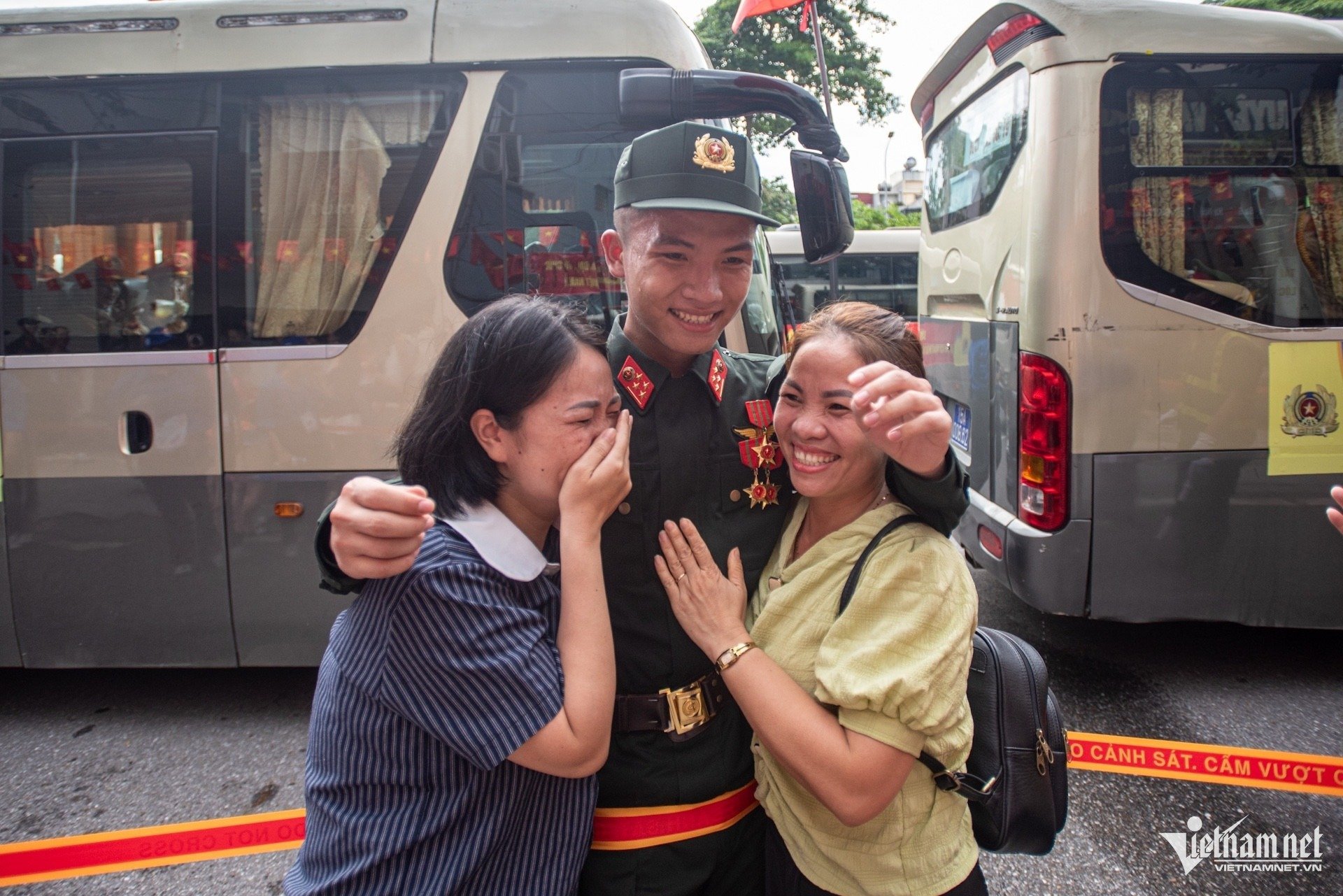 30-1756521112-khoi-dieu-binh-trung-quoc-lan-dau-luyen-tap-tren-quang-truong-ba-dinh.jpg