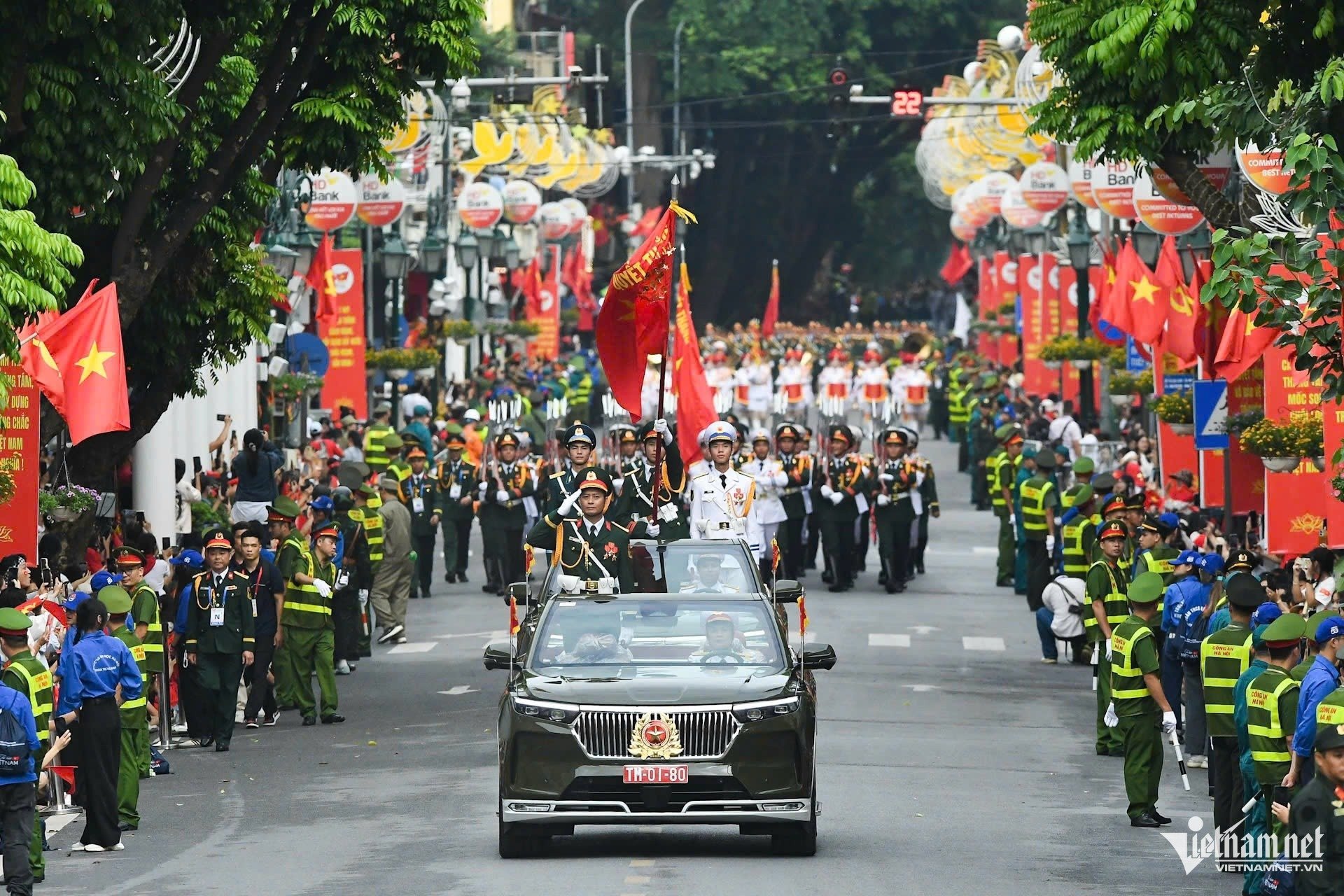 30-1756524055-khoi-dieu-binh-trung-quoc-lan-dau-luyen-tap-tren-quang-truong-ba-dinh.jpg