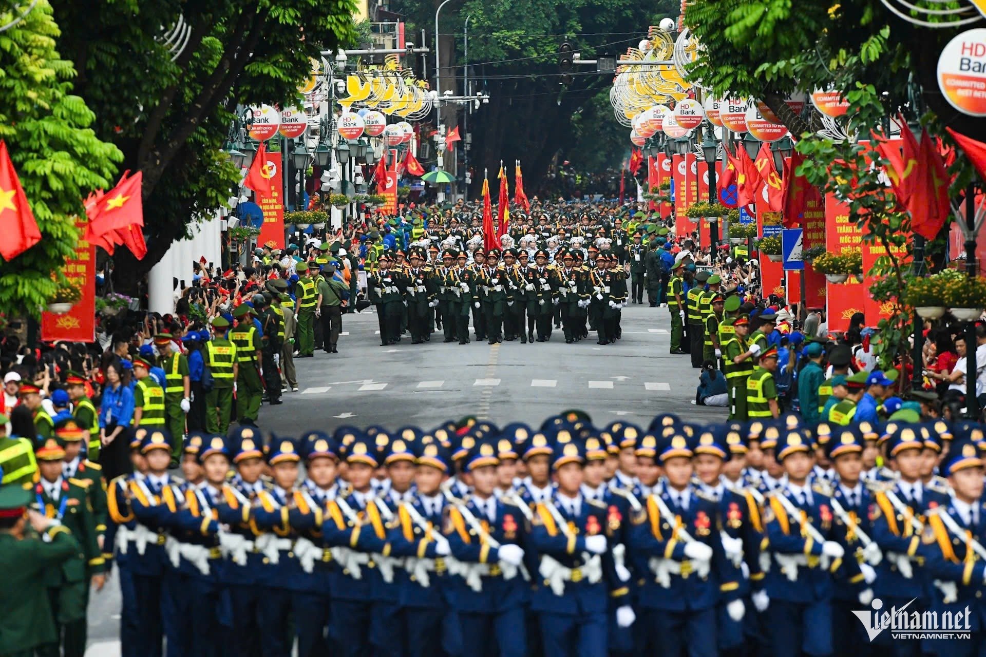30-1756524055-khoi-dieu-binh-trung-quoc-lan-dau-luyen-tap-tren-quang-truong-ba-dinh.jpg