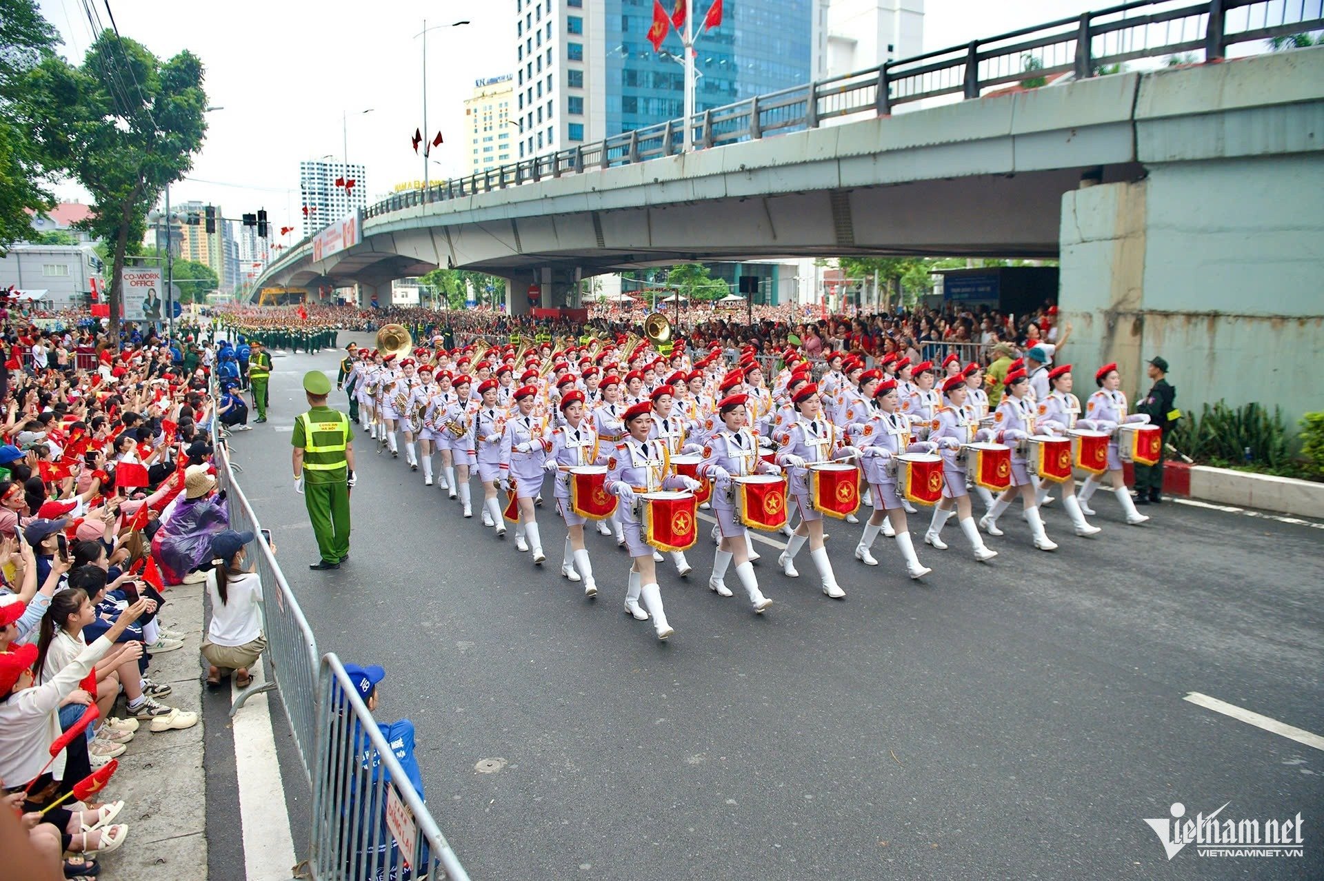30-1756524120-khoi-dieu-binh-trung-quoc-lan-dau-luyen-tap-tren-quang-truong-ba-dinh.jpg