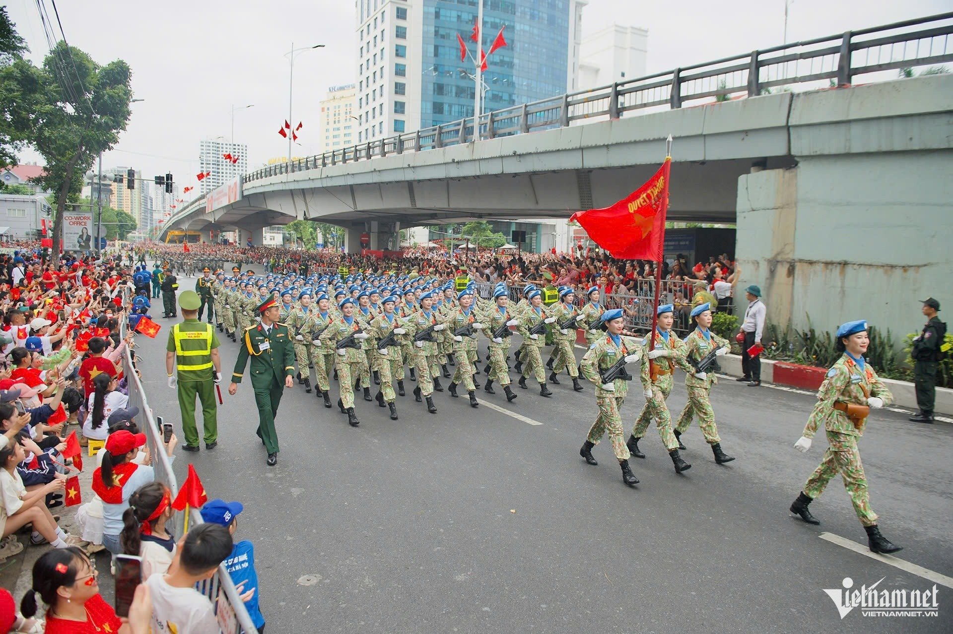 30-1756524120-khoi-dieu-binh-trung-quoc-lan-dau-luyen-tap-tren-quang-truong-ba-dinh.jpg