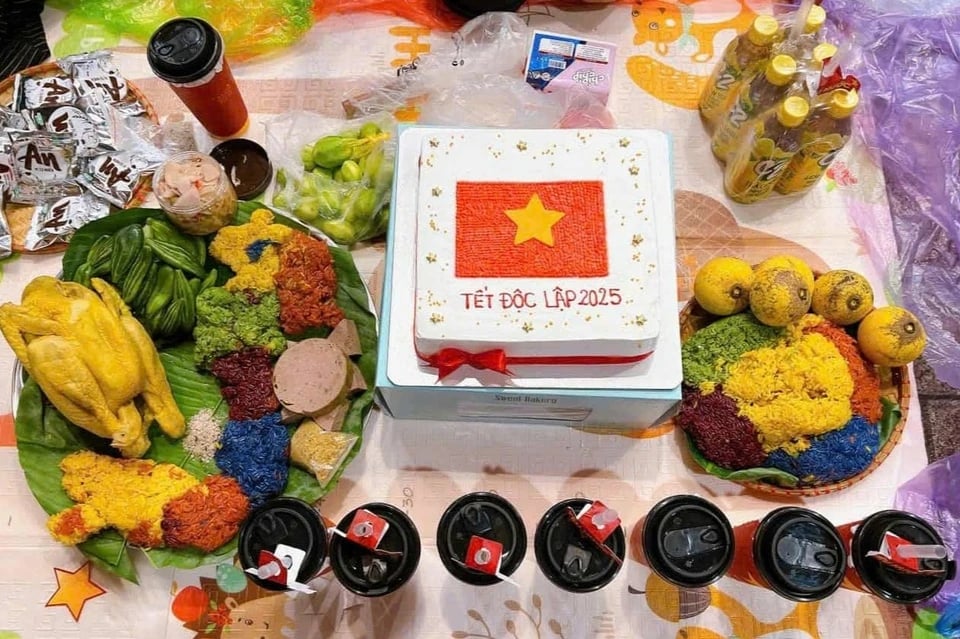 30-1756512271-nguoi-phu-nu-nau-1-ta-xoi-luoc-4-con-ga-mang-di-xem-dieu-binh.webp