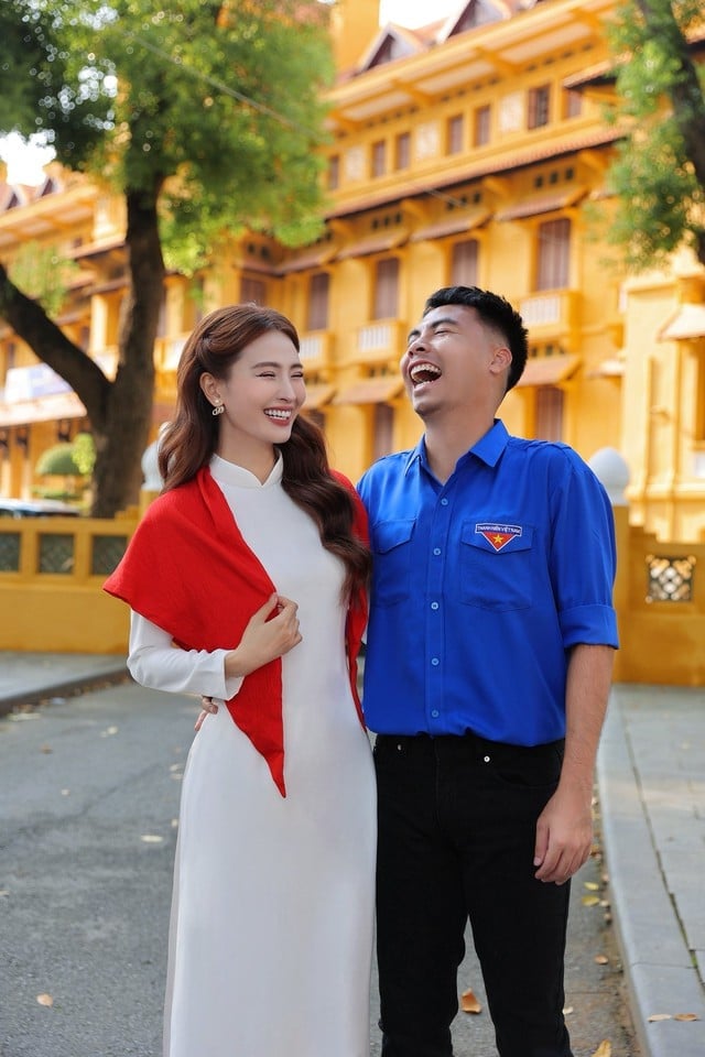 MC Huyền Trang Mù Tạt khoe bộ ảnh diện áo dài thướt tha sánh bước bên cầu thủ nổi tiếng mừng Đại lễ 2/9- Ảnh 2.