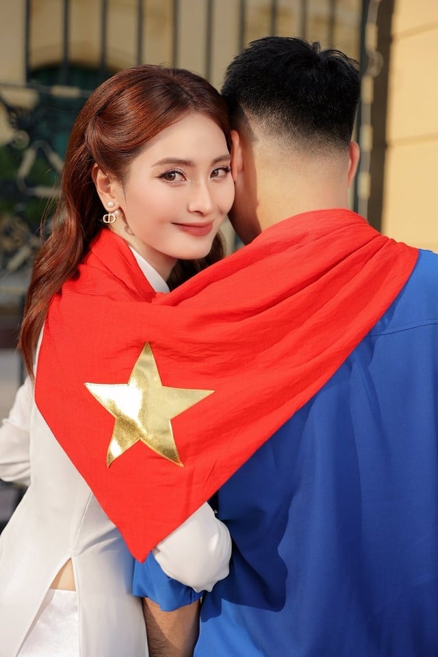 MC Huyền Trang Mù Tạt khoe bộ ảnh diện áo dài thướt tha sánh bước bên cầu thủ nổi tiếng mừng Đại lễ 2/9- Ảnh 6.