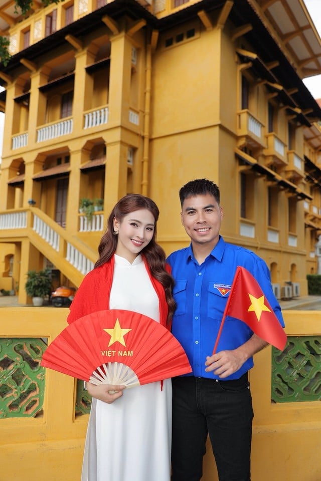 MC Huyền Trang Mù Tạt khoe bộ ảnh diện áo dài thướt tha sánh bước bên cầu thủ nổi tiếng mừng Đại lễ 2/9- Ảnh 4.