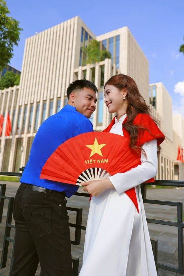 MC Huyền Trang Mù Tạt khoe bộ ảnh diện áo dài thướt tha sánh bước bên cầu thủ nổi tiếng mừng Đại lễ 2/9- Ảnh 7.