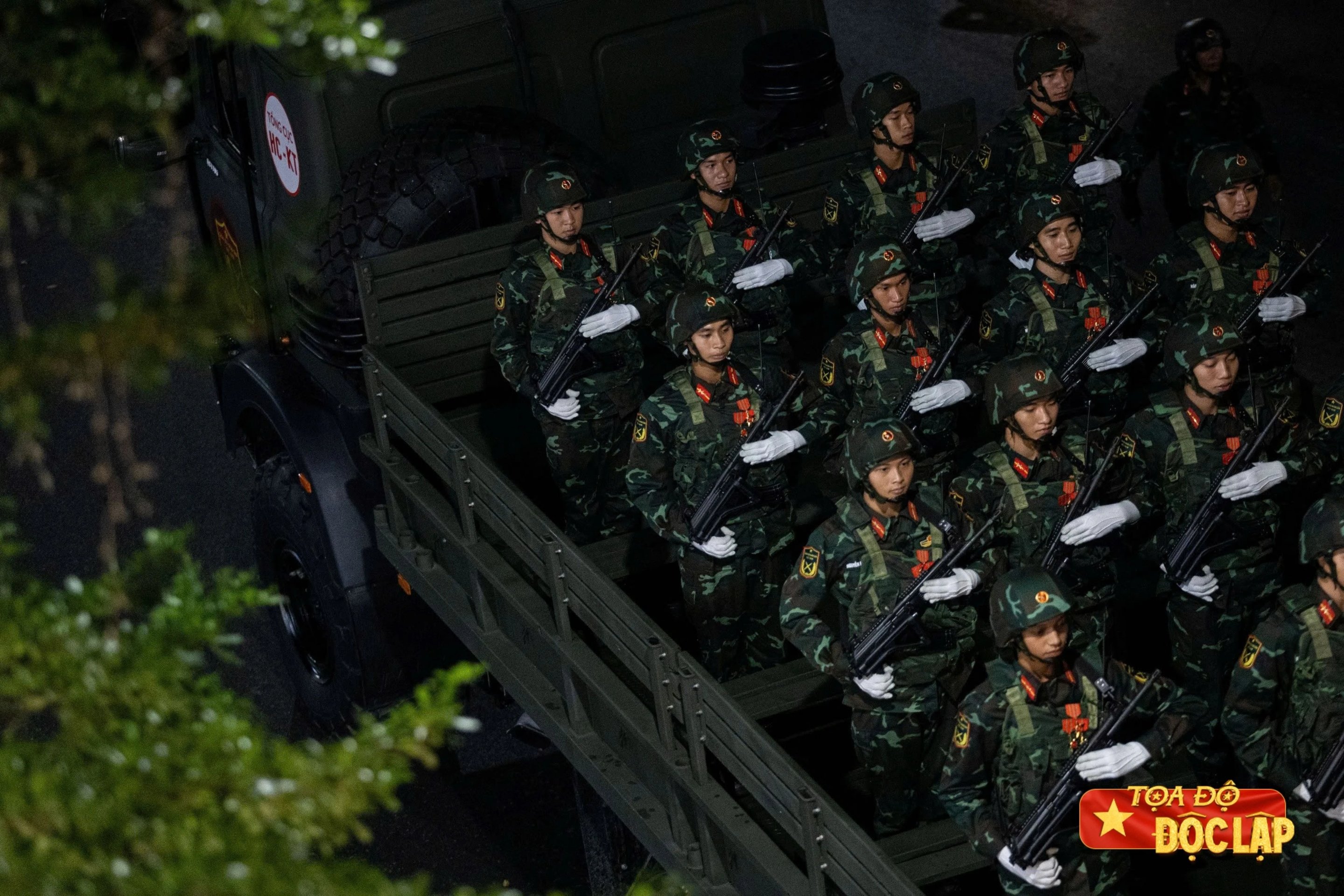 30-1756517215-buoc-chan-don-vang-cua-cac-khoi-dieu-binh-tien-ve-quang-truong-ba-dinh.jpg