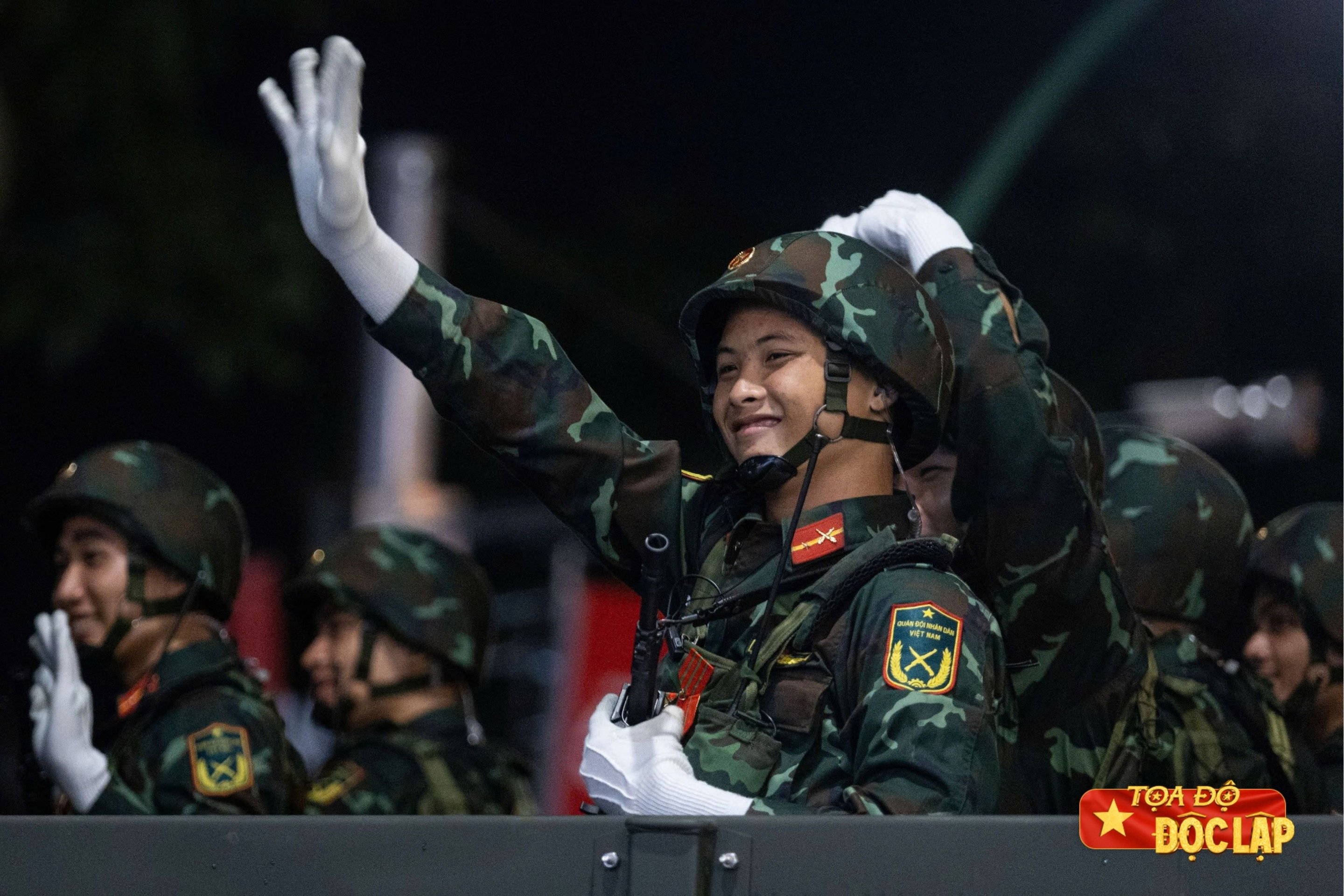 30-1756517215-buoc-chan-don-vang-cua-cac-khoi-dieu-binh-tien-ve-quang-truong-ba-dinh.jpg
