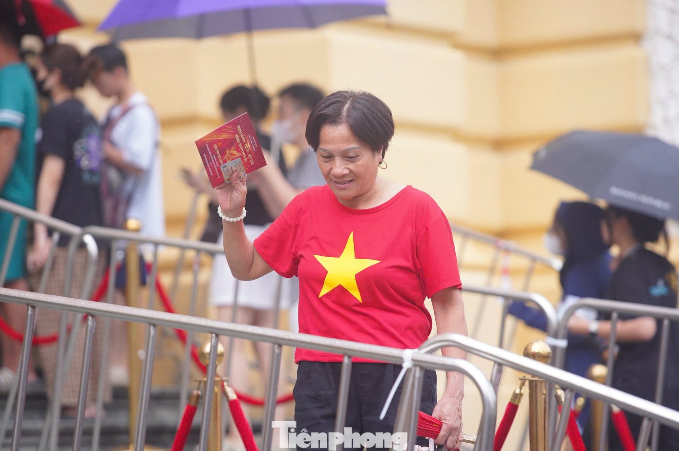 Nhận vé miễn phí tại Nhà hát Lớn xong bán với giá 1-2 triệu đồng- Ảnh 8.