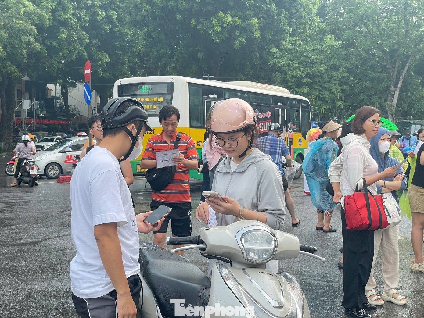 Nhận vé miễn phí tại Nhà hát Lớn xong bán với giá 1-2 triệu đồng- Ảnh 17.