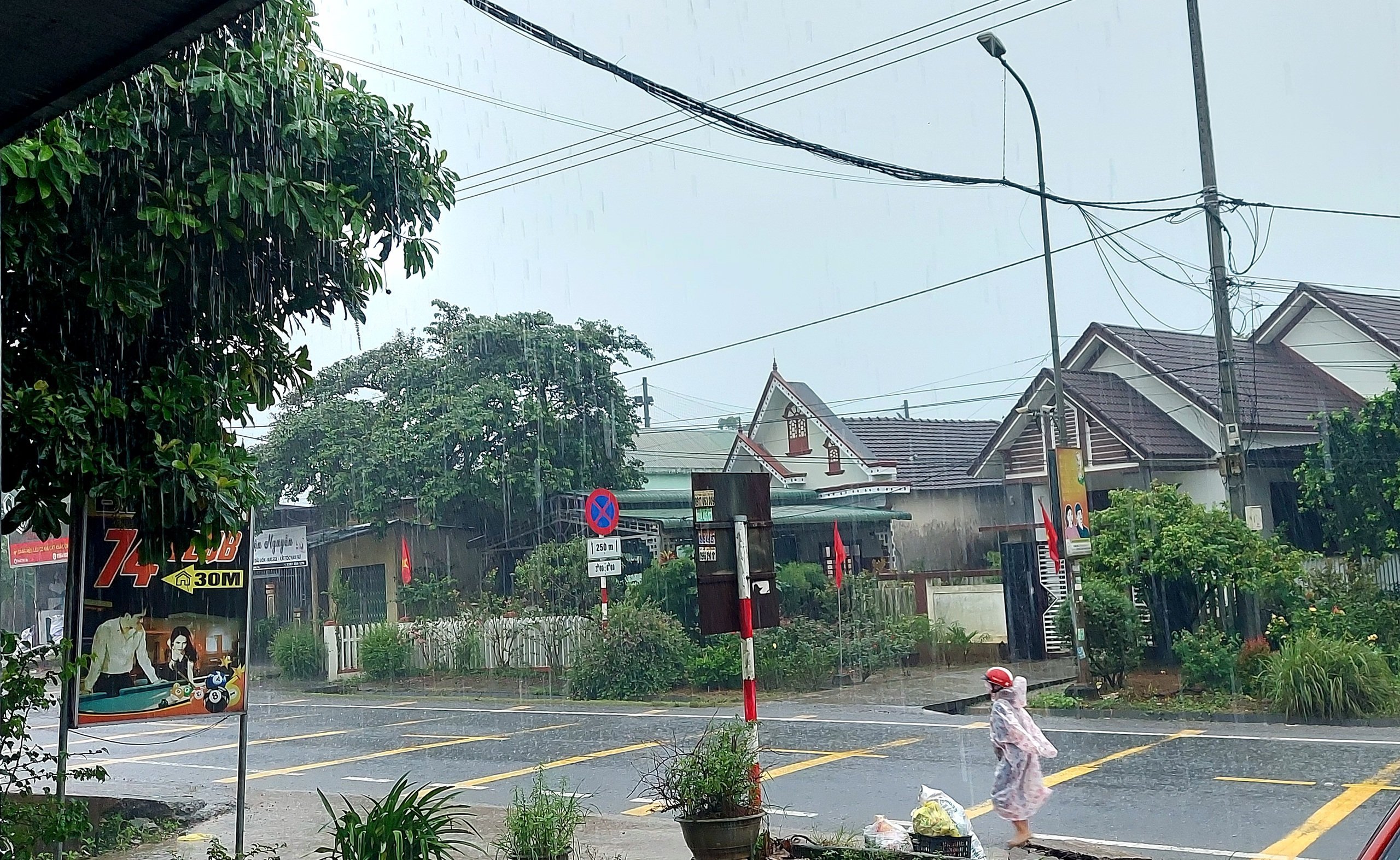 Quảng Trị mưa trắng trời, phao tiêu hàng hải dài 12m dạt vào bờ biển - Ảnh 1.