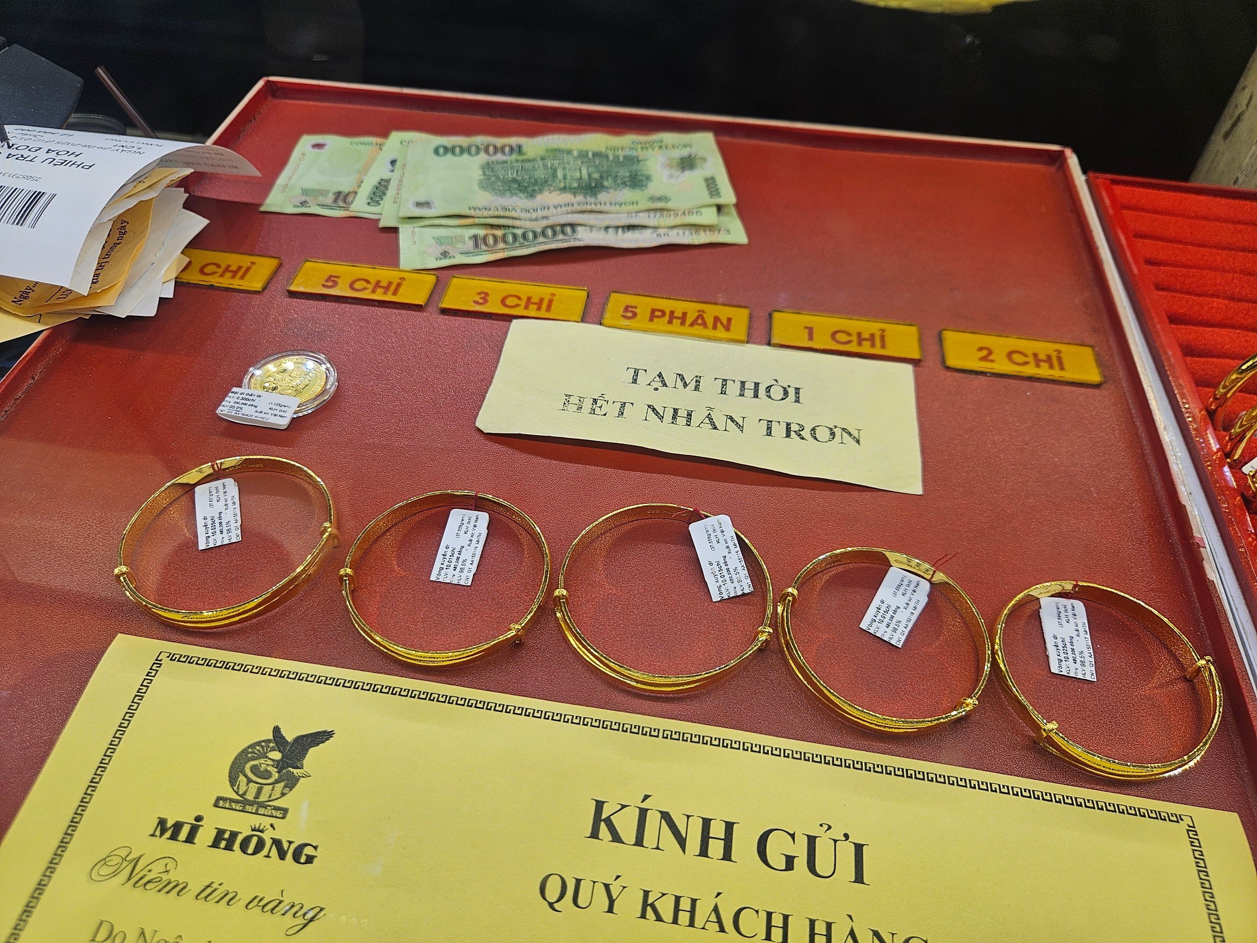 Giá vàng miếng SJC tăng mạnh Vượt dự báo , tạo cơn sốt trên thị trường - Ảnh 2.