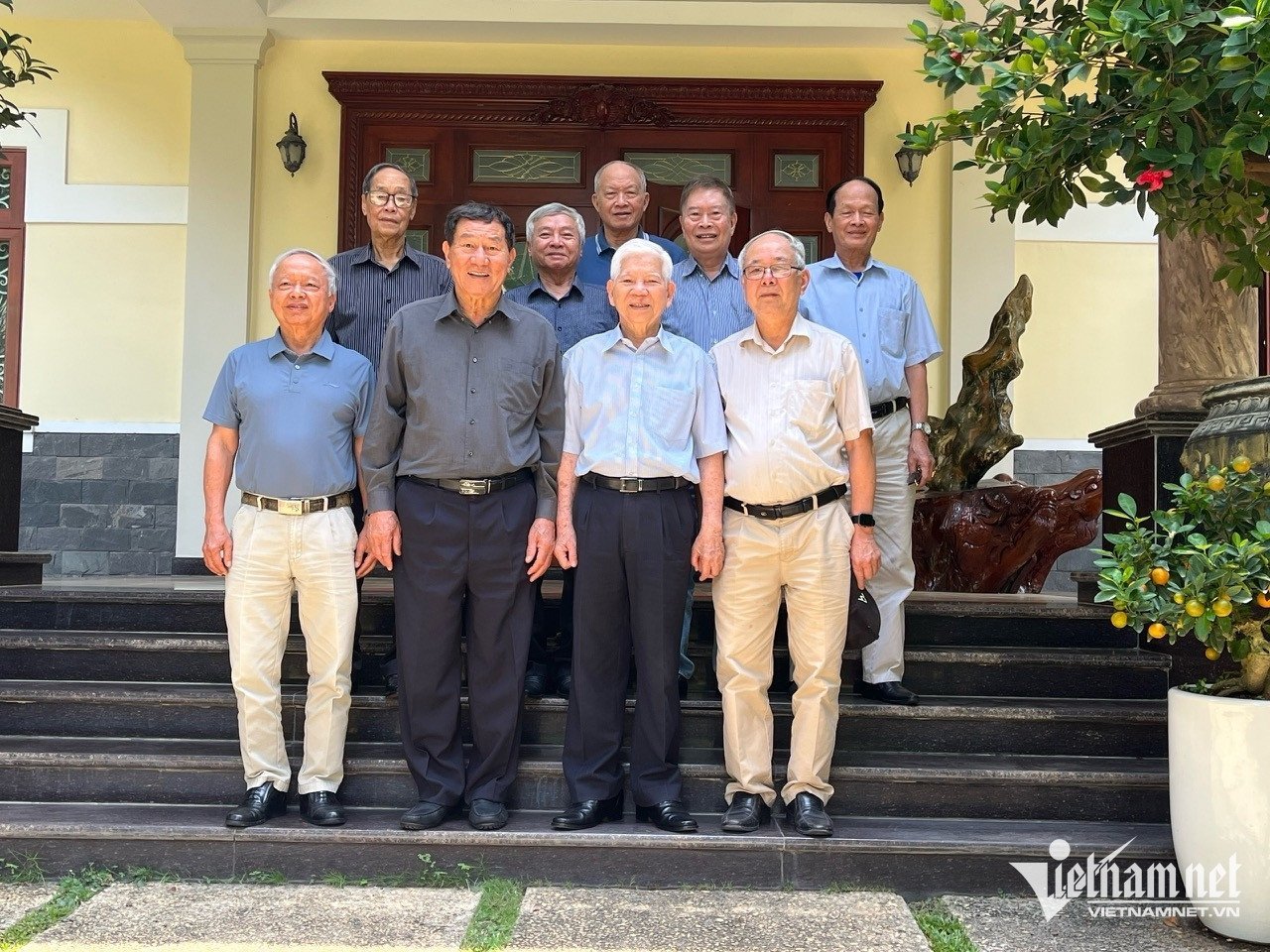 W-phi công bay vào sài gòn.jpg