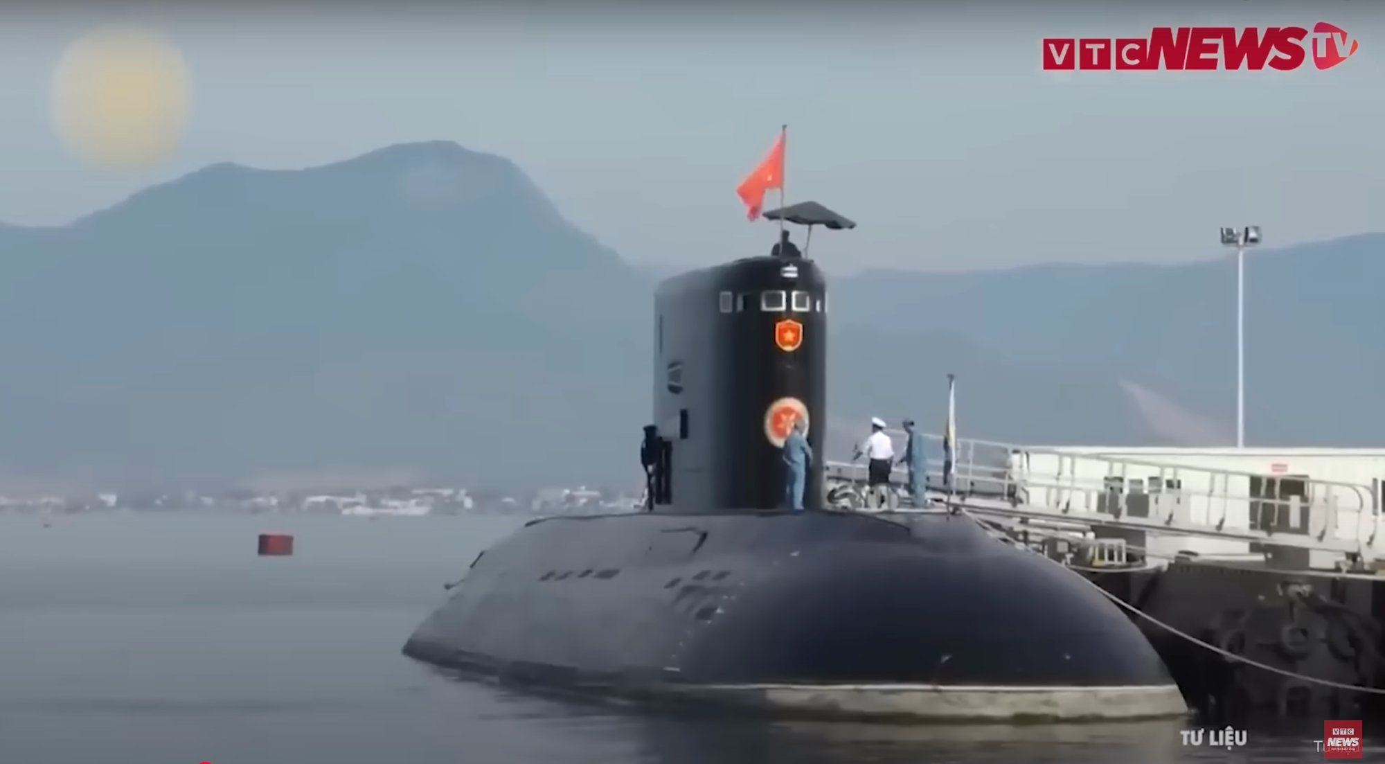 Tàu ngầm, chiến hạm, thủy phi cơ nỗ lực luyện tập trên biển Cam Ranh, sẵn sàng cho sự kiện diễu binh A80- Ảnh 3.