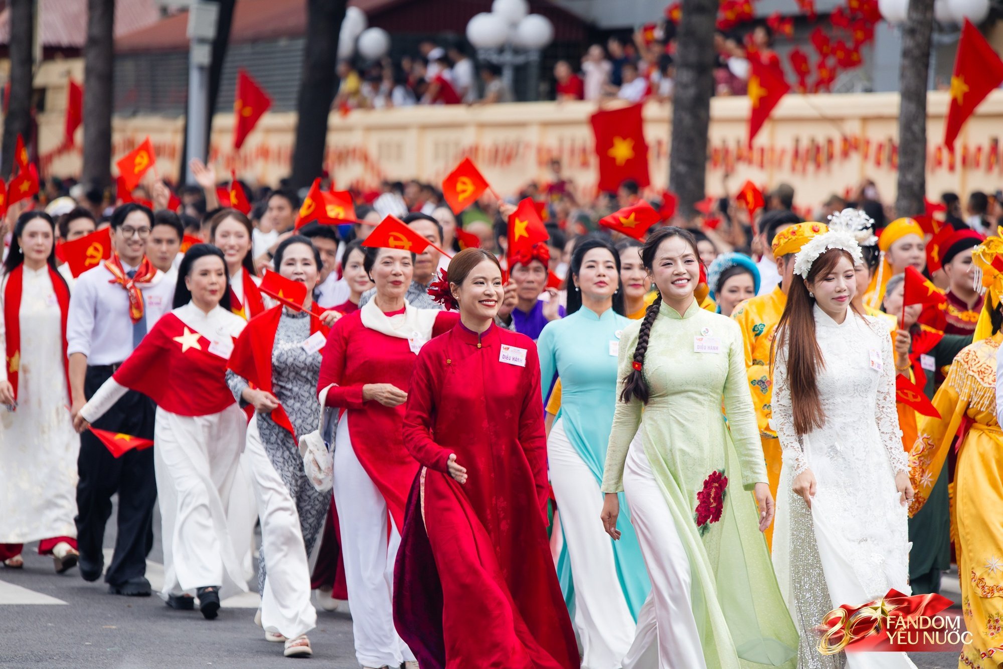 Trọn vẹn khoảnh khắc Khối nghệ sĩ tổng duyệt diễu hành: Chưa bao giờ nghệ sĩ Việt lại đẹp đến thế!- Ảnh 14.