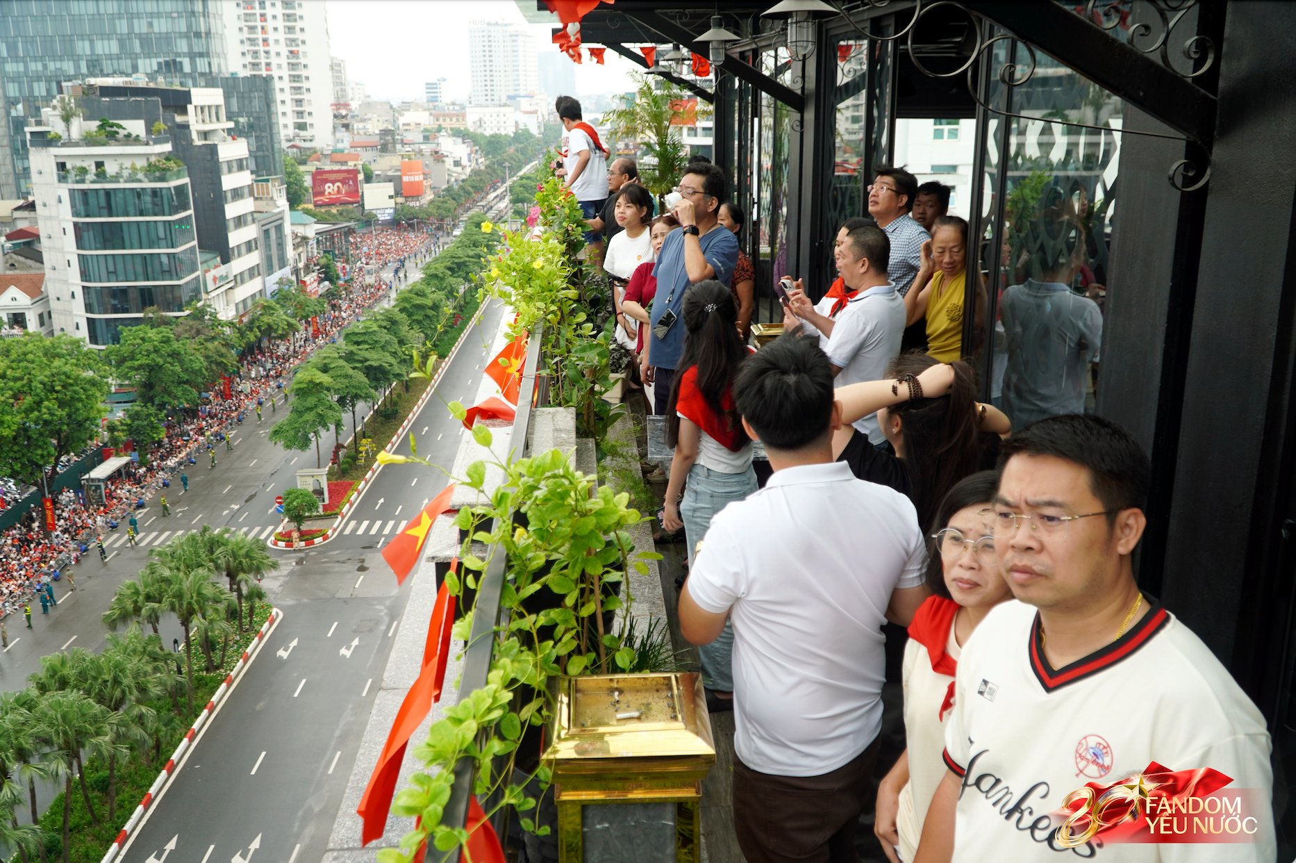 Ngồi chill vẫn xem được toàn cảnh diễu binh: Cô gái thắng đời 1-0 khi săn được khách sạn view