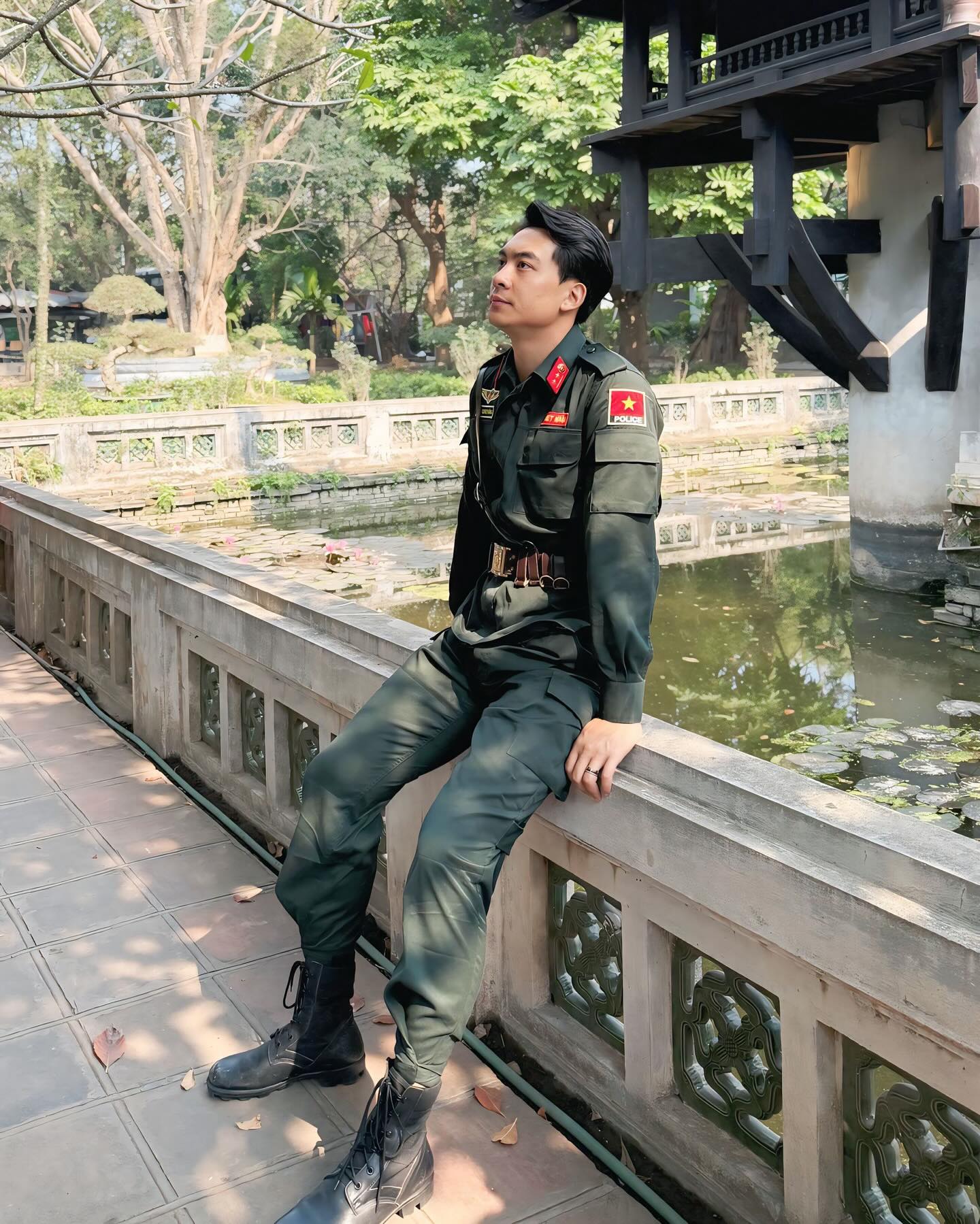 Nhân vật mặc vest, đeo kính đen bao ngầu được