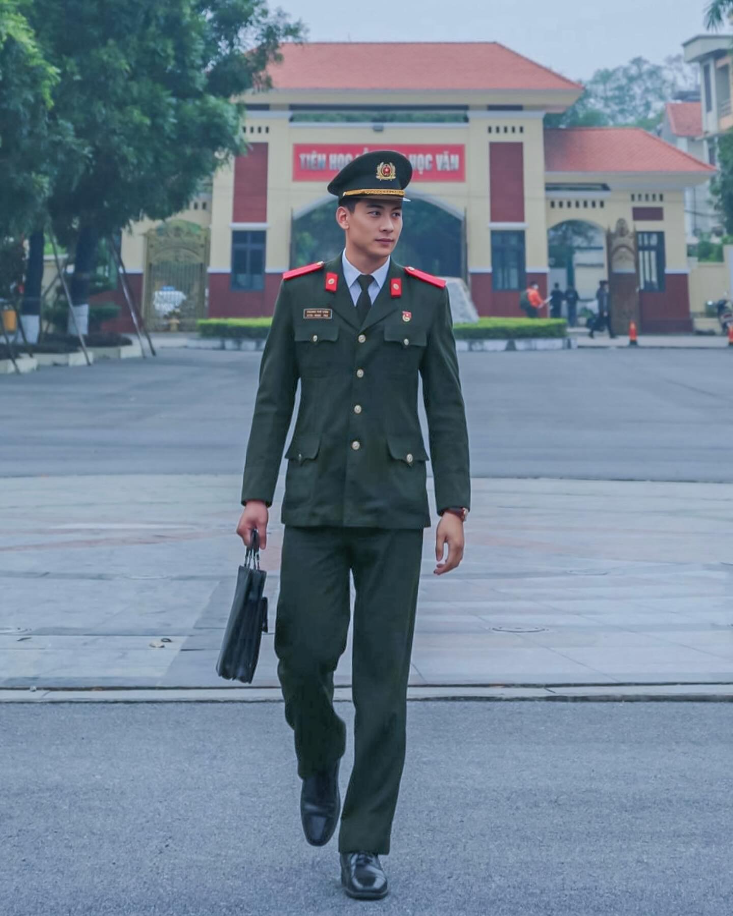 Nhân vật mặc vest, đeo kính đen bao ngầu được