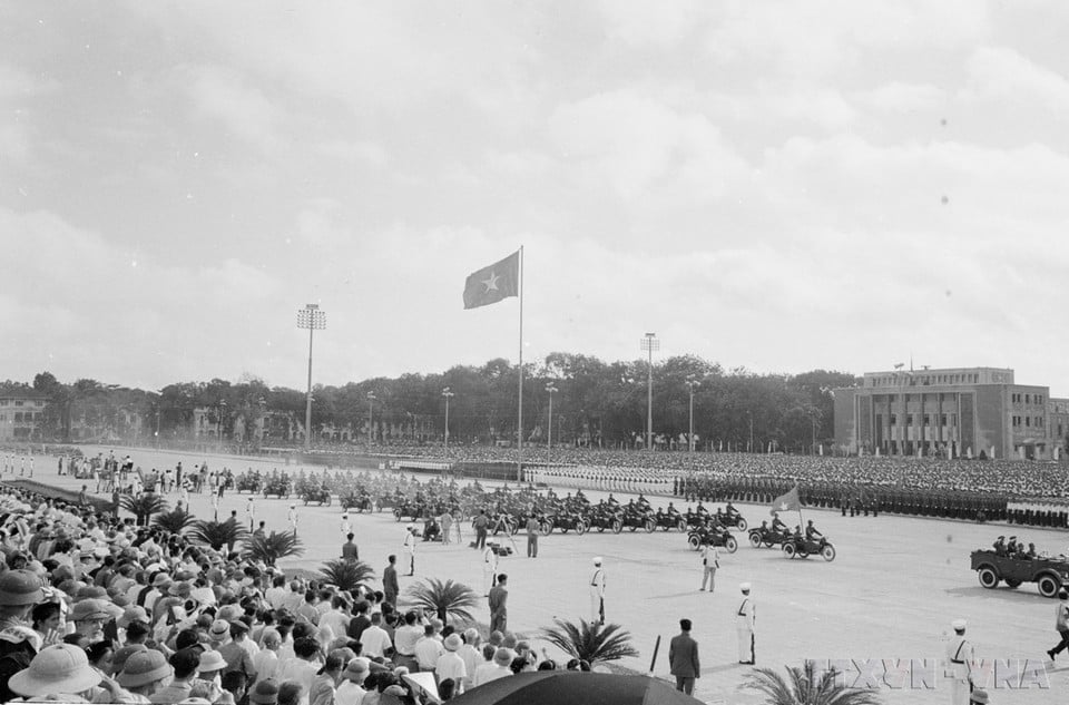 Ngày 2/9/1975, các lực lượng vũ trang nhân dân và hàng vạn nhân dân Thủ đô dự lễ míttinh, duyệt binh và diễu hành chào mừng kỷ niệm 30 năm ngày thành lập nước Việt Nam Dân chủ Cộng hòa. (Ảnh: TTXVN)