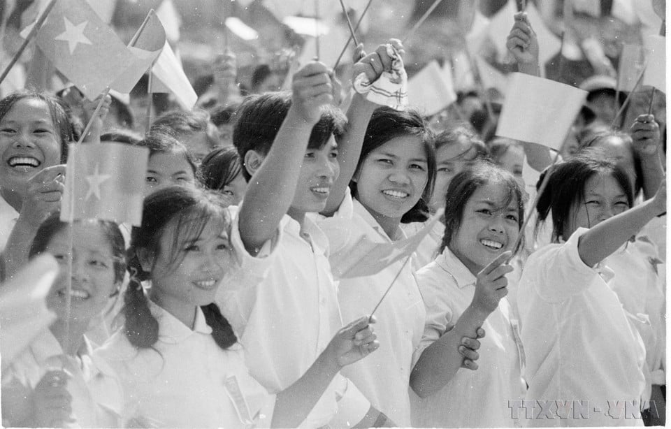 Các tầng lớp nhân dân Thủ đô diễu hành qua lễ đài. (Ảnh: TTXVN)