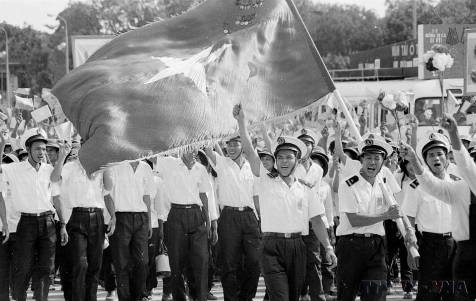 Khối quần chúng diễu hành qua lễ đài trong sáng 2/9/1975. (Ảnh: TTXVN)