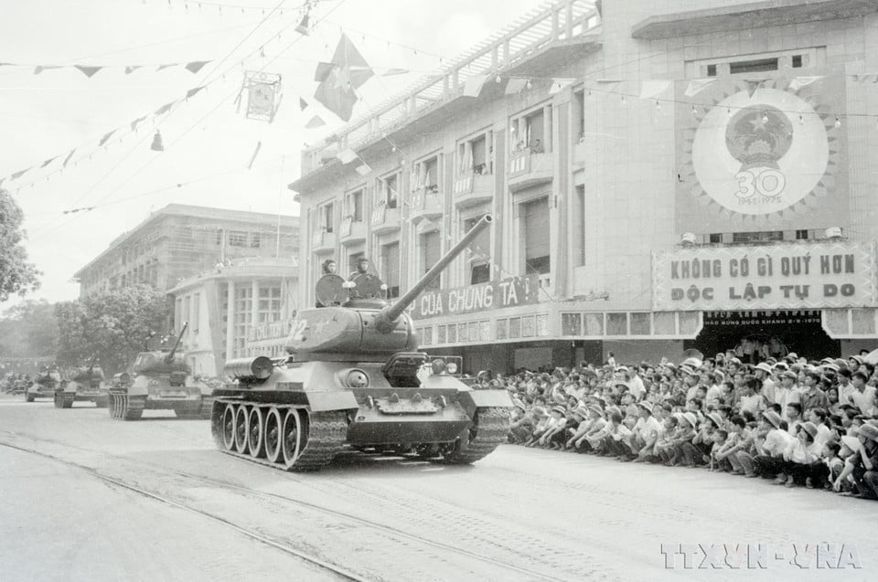 Xe tăng thiết giáp diễu hành trên các tuyến phố của Thủ đô Hà Nội sáng 2/9/1975. (Ảnh: TTXVN)