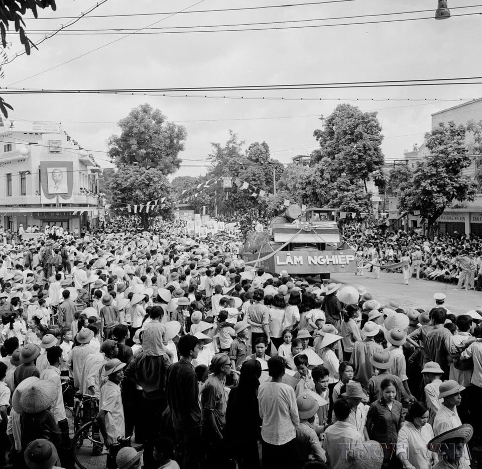 Các khối quần chúng diễu hành trên đường phố Hà Nội trong ngày 2/9/1975. (Ảnh: TTXVN)