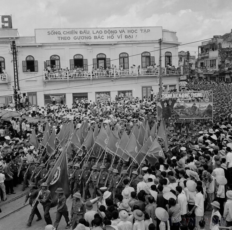 Nhân dân Thủ đô chào đón các đơn vị quân đội diễu hành trong sáng 2/9/1975. (Ảnh: TTXVN)