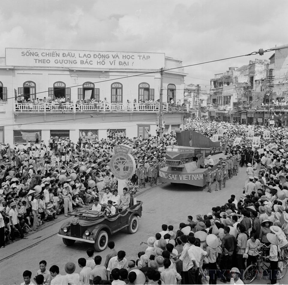 Hàng vạn người dân Thủ đô đón chào các khối diễu hành trong sáng 2/9/1975. (Ảnh: TTXVN)