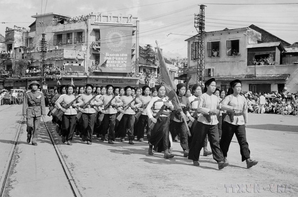 Các khối diễu hành trên các tuyến phố của Thủ đô trong sáng 2/9/1975. (Ảnh: TTXVN)