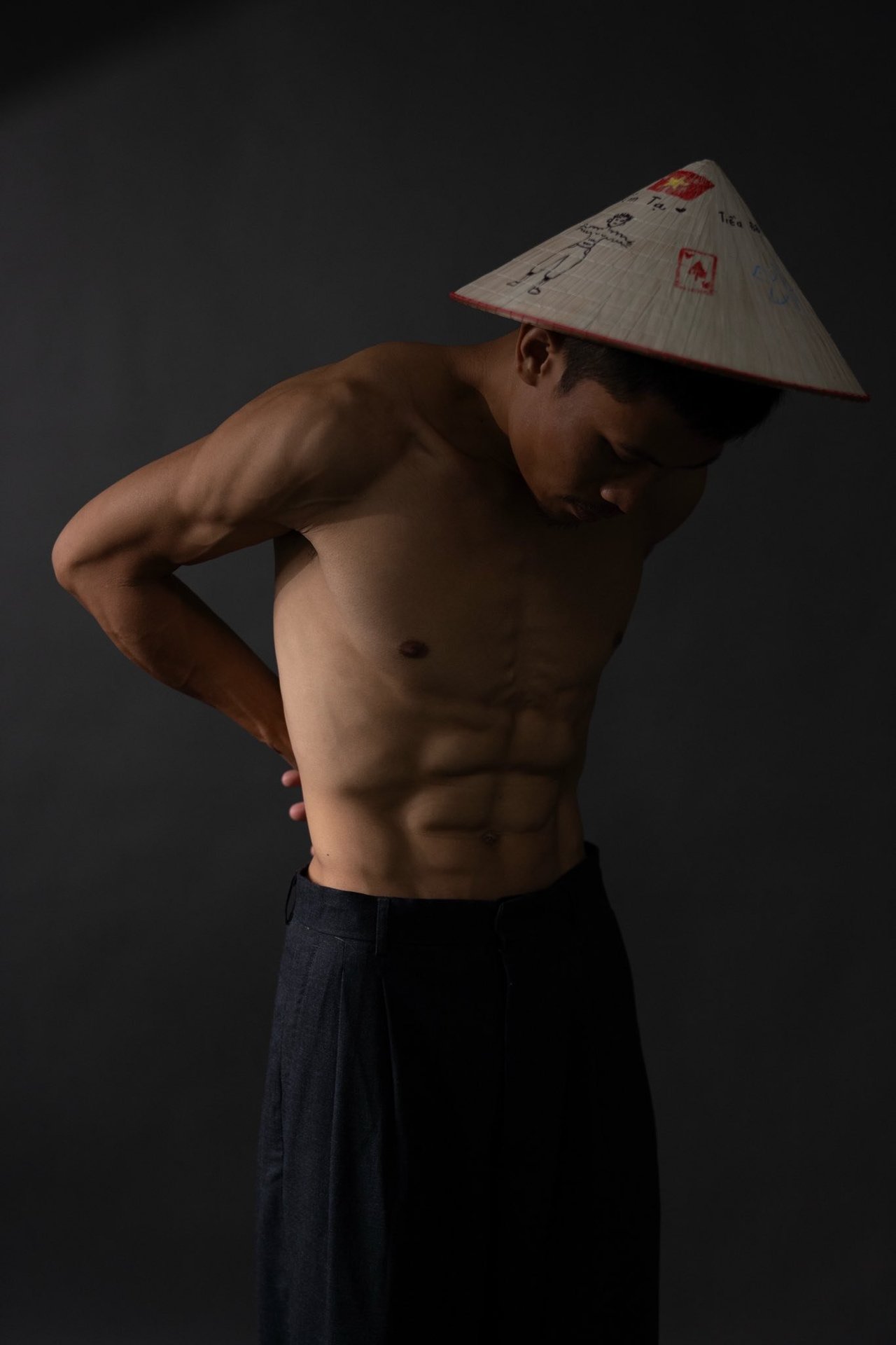 Sao nam phim Mưa Đỏ hết "huỷ dung" đến siết cân gây choáng: Visual lạ lẫm nhưng body 6 múi căng đét - Ảnh 1.