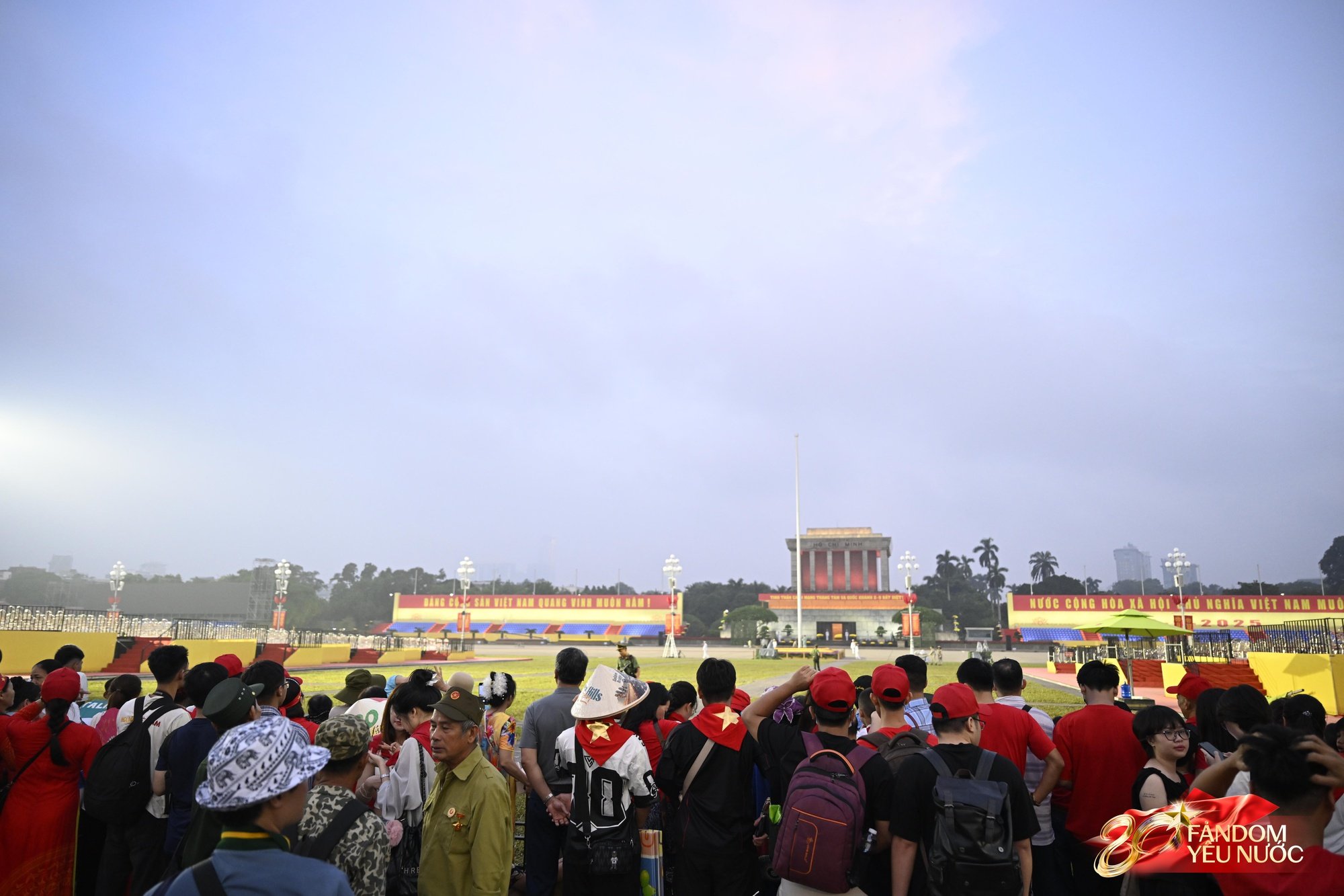 Ngày đầu tiên của tháng 9, hàng nghìn người dân đổ về Quảng trường Ba Đình tham dự Lễ Thượng cờ- Ảnh 1.