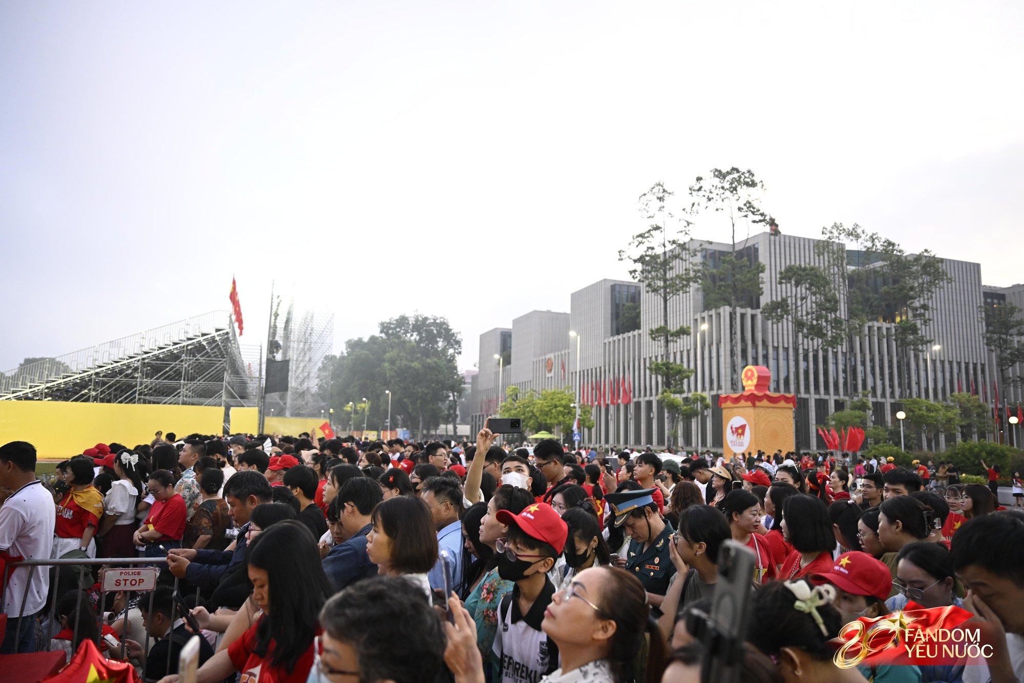 Ngày đầu tiên của tháng 9, hàng nghìn người dân đổ về Quảng trường Ba Đình tham dự Lễ Thượng cờ- Ảnh 2.