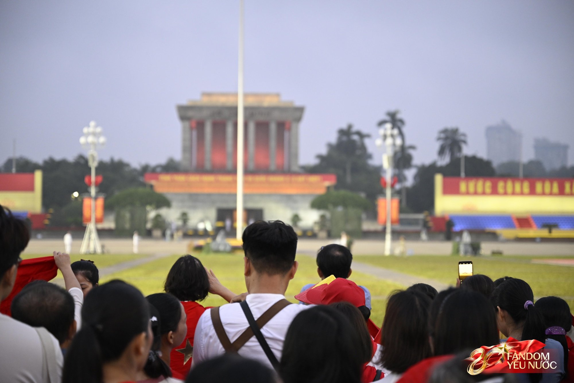 Ngày đầu tiên của tháng 9, hàng nghìn người dân đổ về Quảng trường Ba Đình tham dự Lễ Thượng cờ- Ảnh 3.