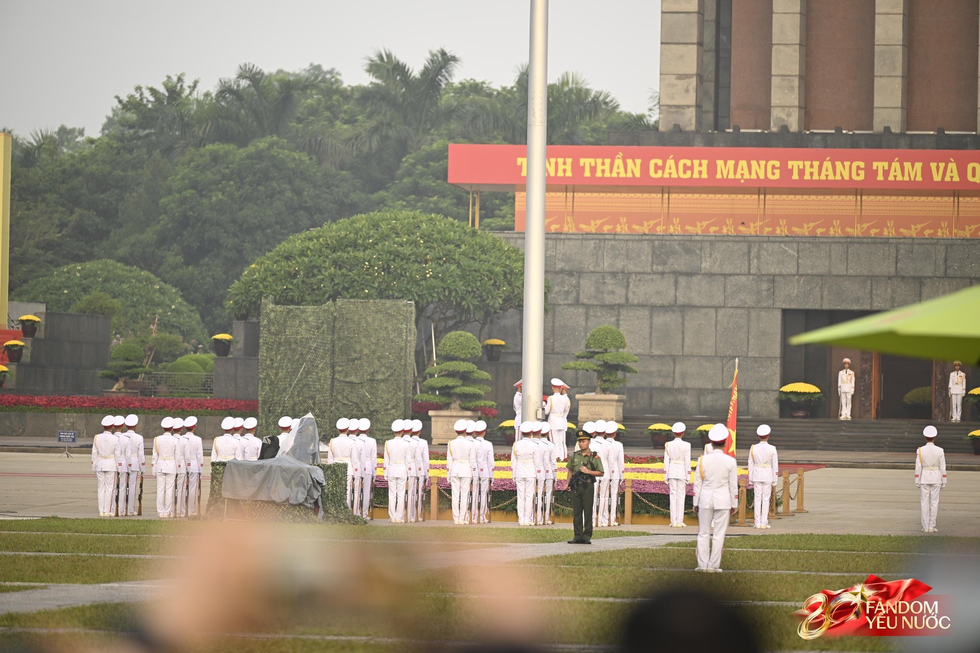 Ngày đầu tiên của tháng 9, hàng nghìn người dân đổ về Quảng trường Ba Đình tham dự Lễ Thượng cờ- Ảnh 4.