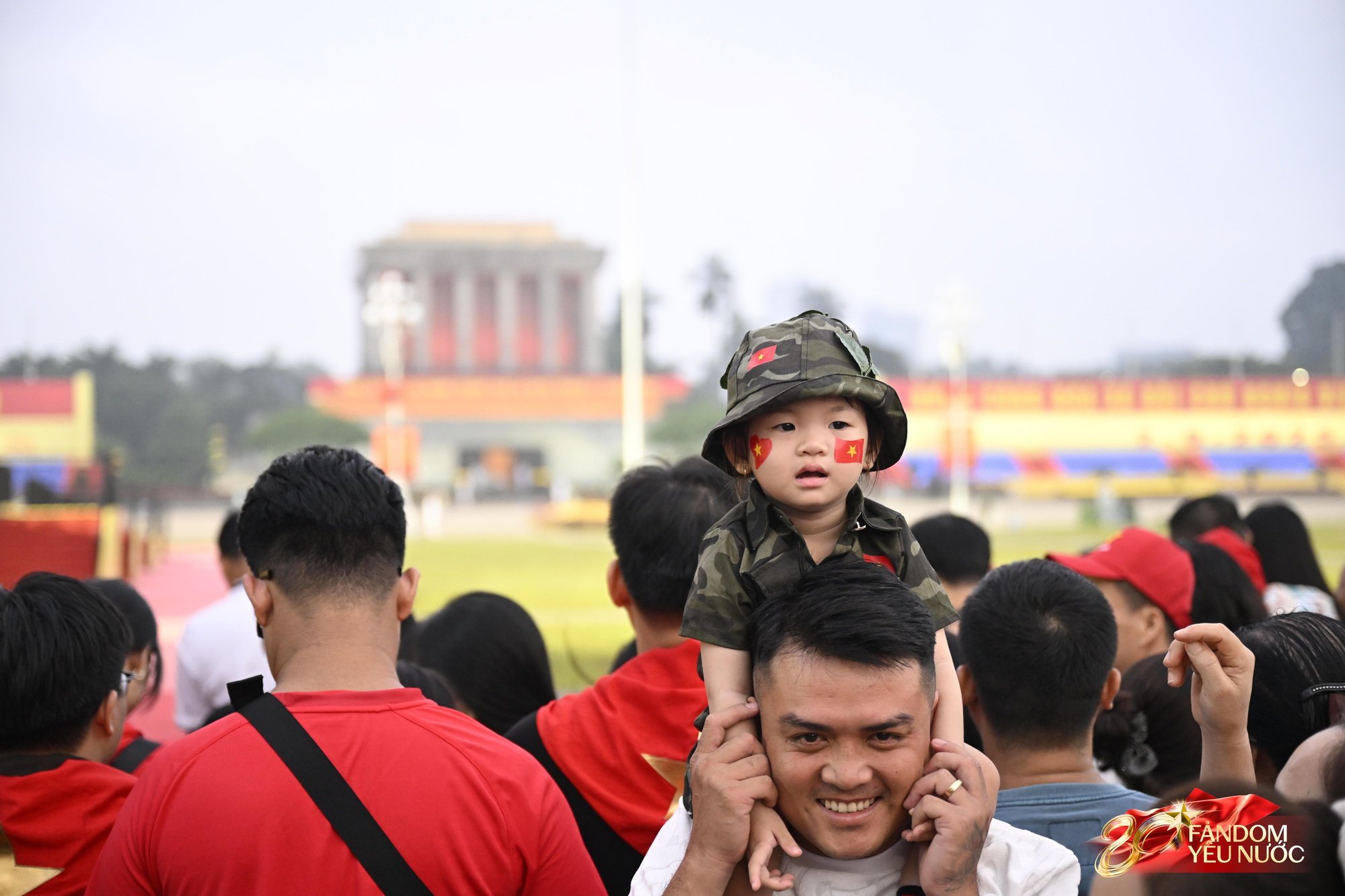 Ngày đầu tiên của tháng 9, hàng nghìn người dân đổ về Quảng trường Ba Đình tham dự Lễ Thượng cờ- Ảnh 9.