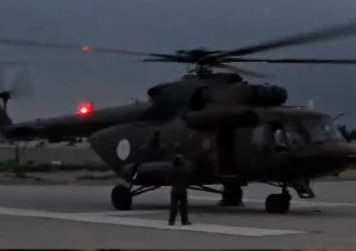 Một chiếc trực thăng tham gia công tác cứu hộ - Ảnh: CHÍNH QUYỀN TALIBAN