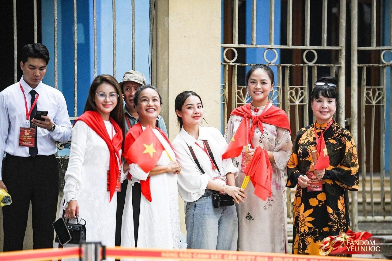 Nữ diễn viên có mẹ là Thượng tá quân đội, vinh dự cầm biển của khối Văn hoá - Thể thao diễu hành A80- Ảnh 2.
