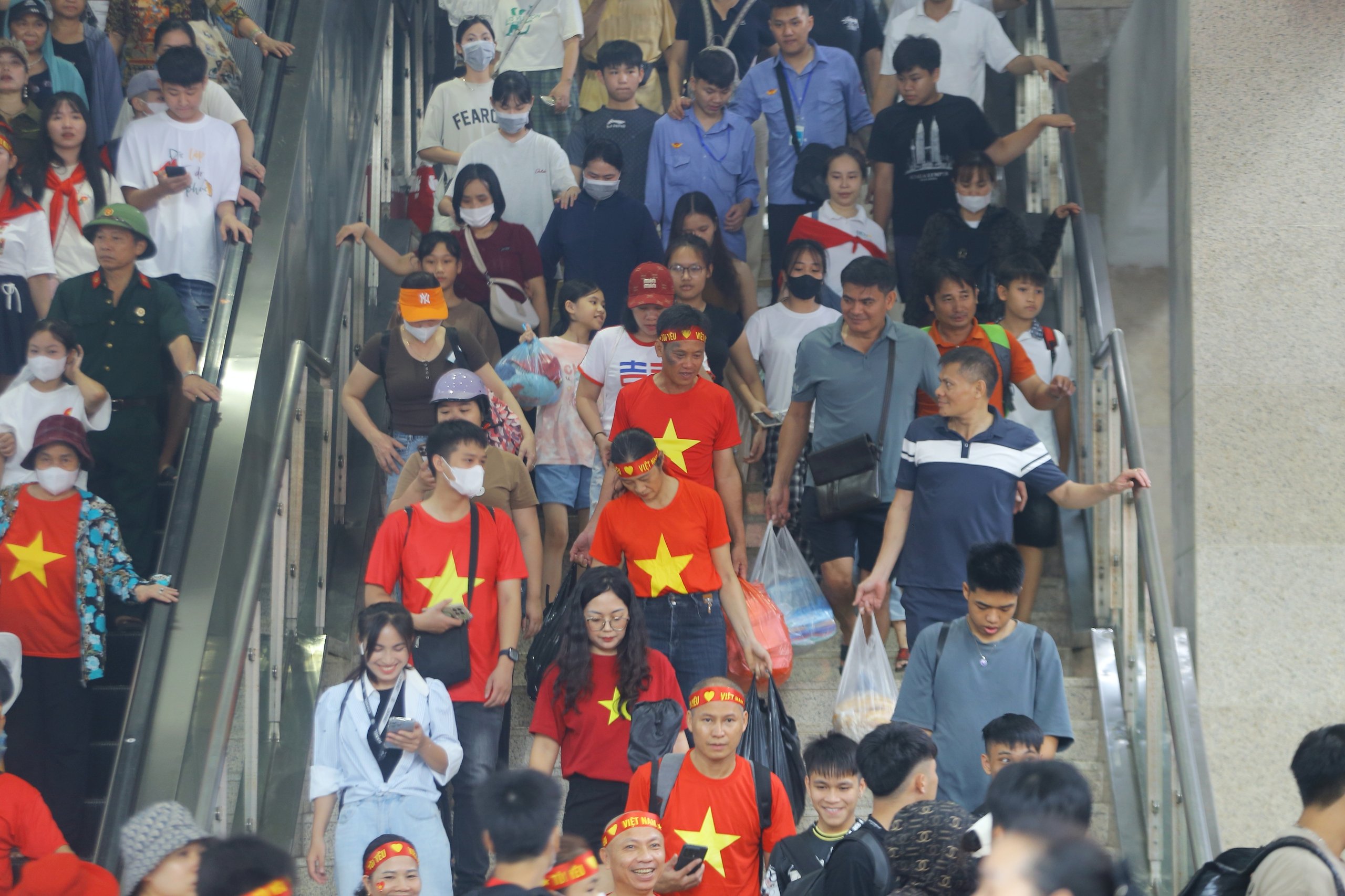 Miễn phí vé, ga tàu Cát Linh - Hà Đông chật kín khách đi xem diễu binh Quốc khánh 2-9- Ảnh 1.