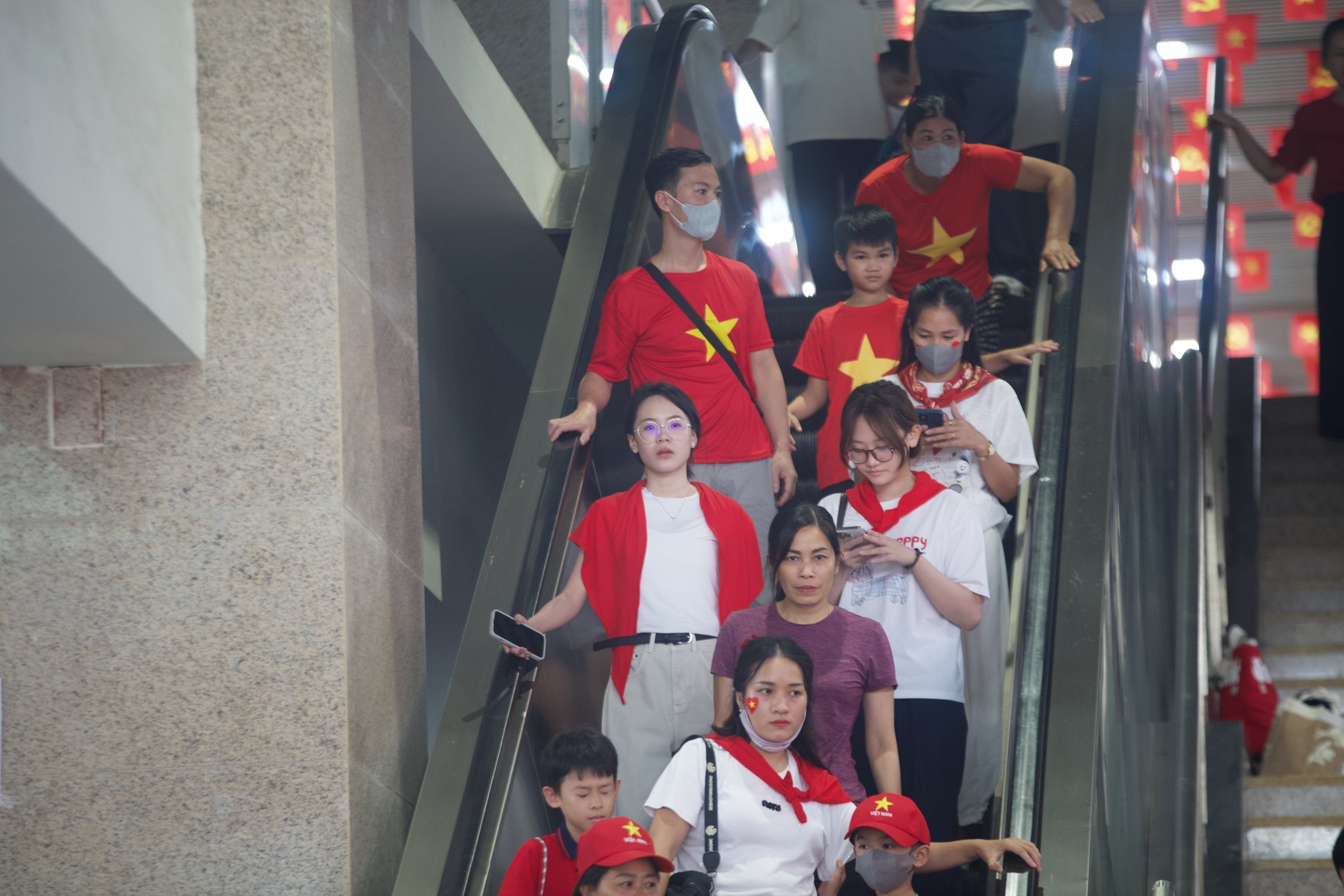 Miễn phí vé, ga tàu Cát Linh - Hà Đông chật kín khách đi xem diễu binh Quốc khánh 2-9- Ảnh 2.