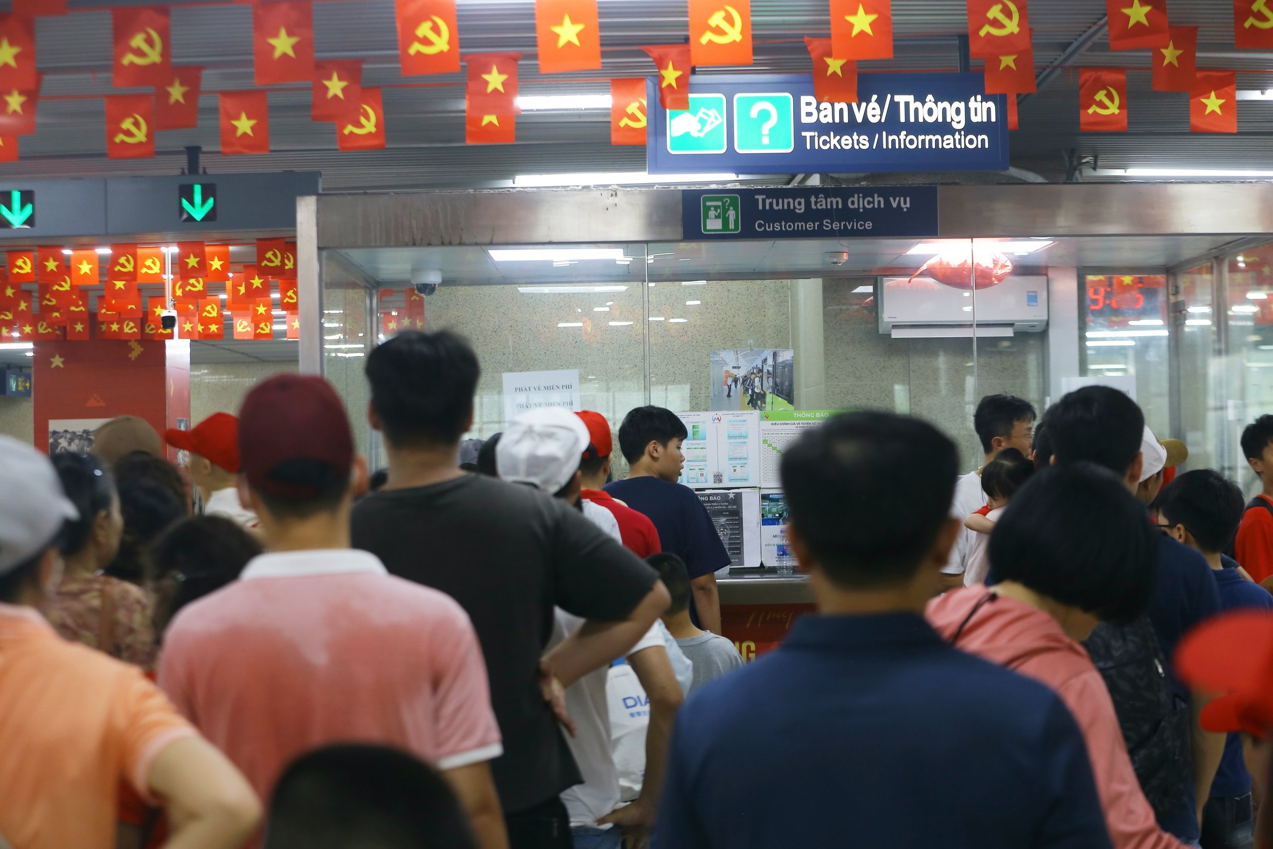 Miễn phí vé, ga tàu Cát Linh - Hà Đông chật kín khách đi xem diễu binh Quốc khánh 2-9- Ảnh 5.