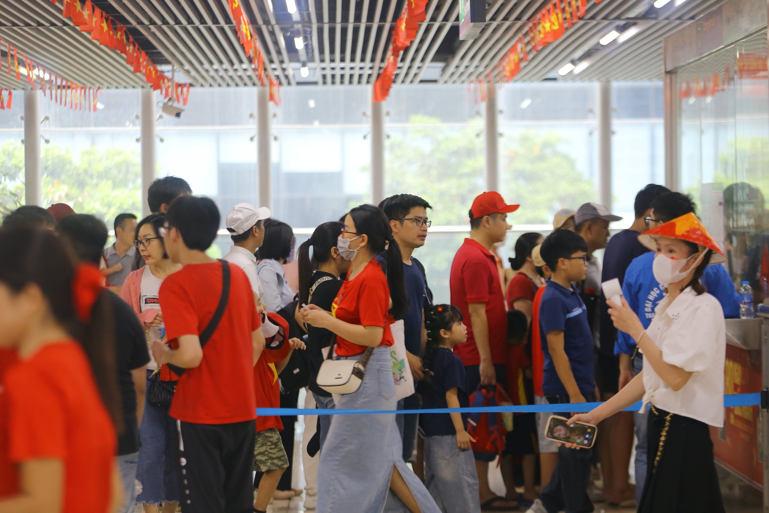 Miễn phí vé, ga tàu Cát Linh - Hà Đông chật kín khách đi xem diễu binh Quốc khánh 2-9- Ảnh 6.