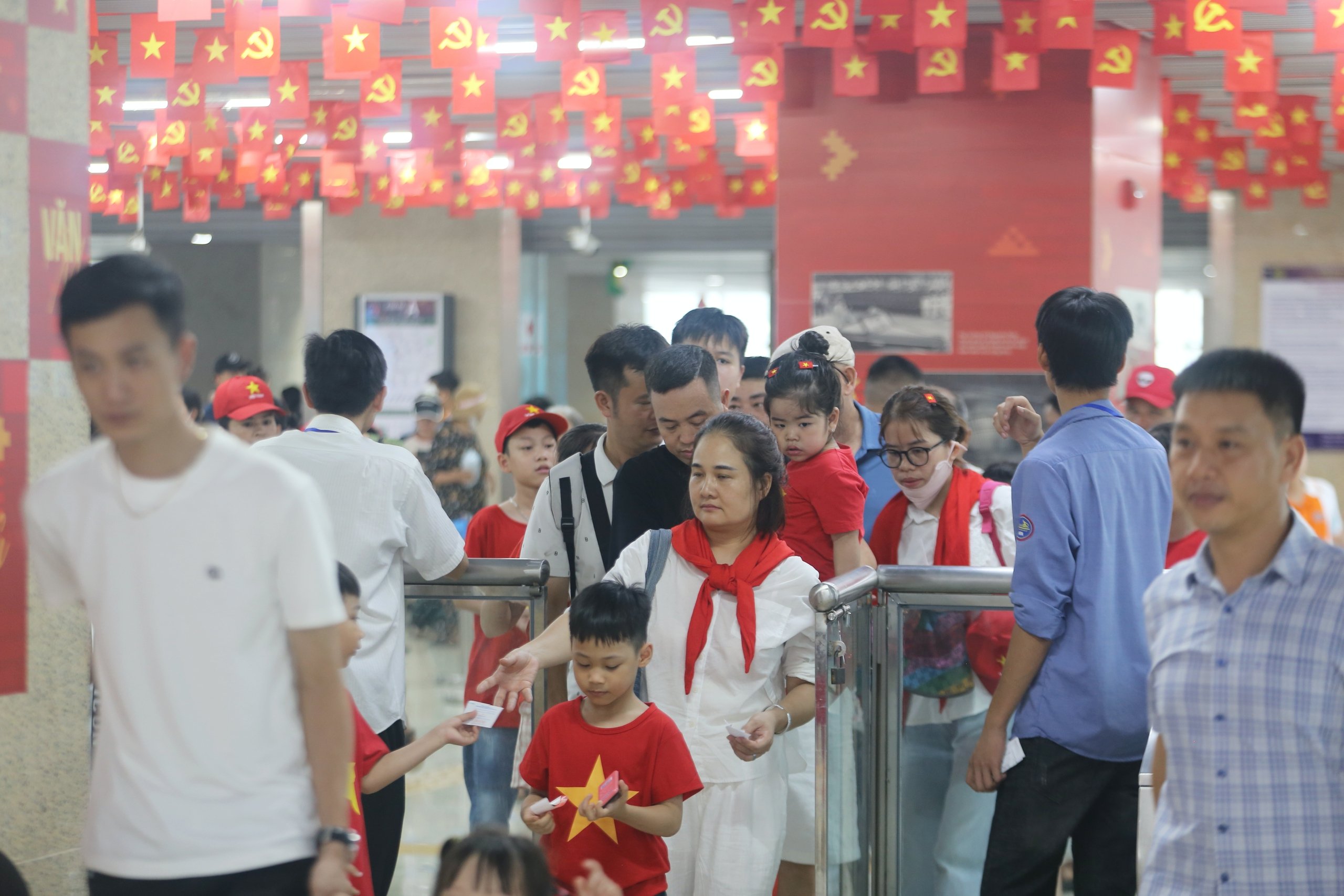 Miễn phí vé, ga tàu Cát Linh - Hà Đông chật kín khách đi xem diễu binh Quốc khánh 2-9- Ảnh 8.